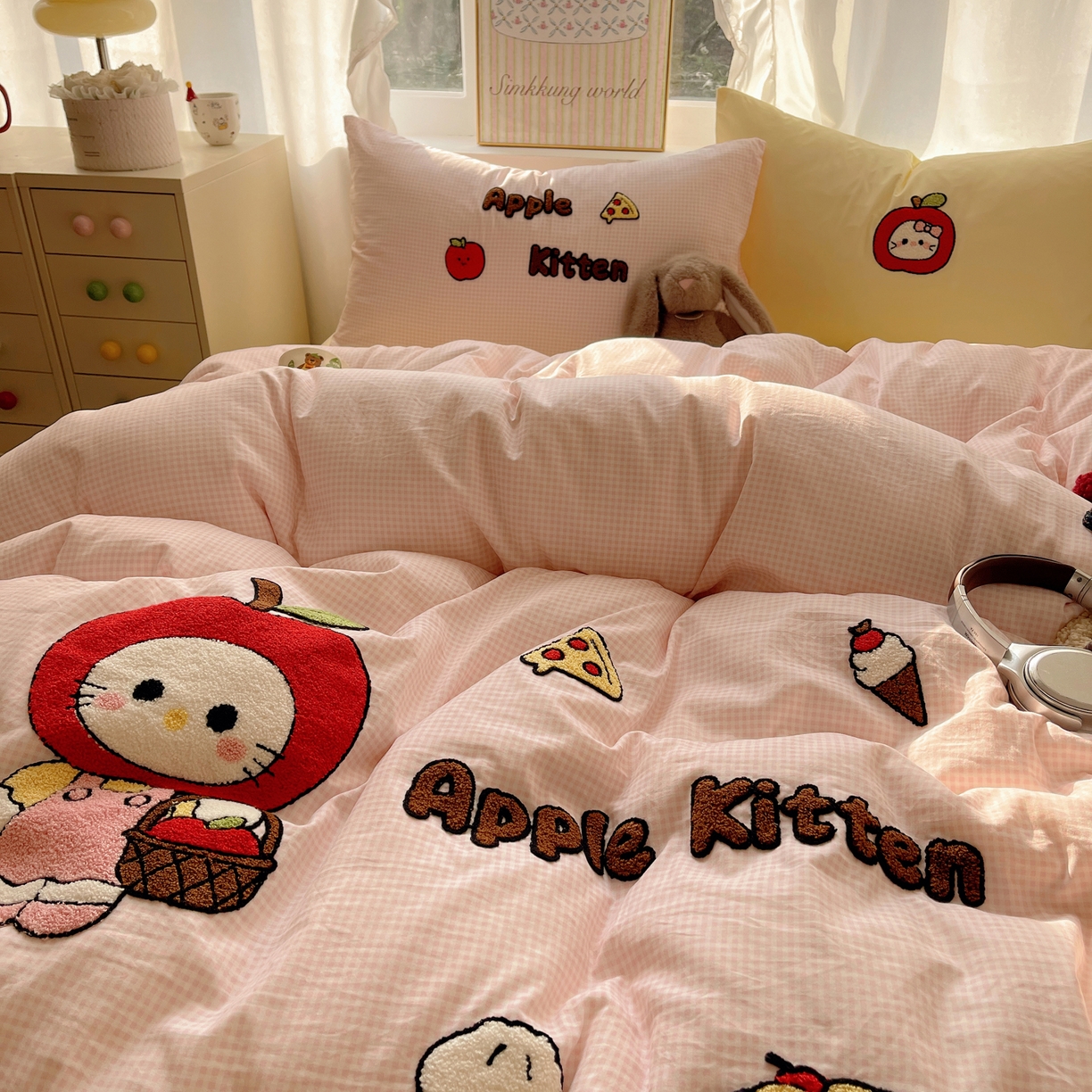 91家纺网 家纺一手货源 找家纺 韩都家居 2026春夏新款卡通云朵棉毛巾绣四件套-系列一 苹果猫咪