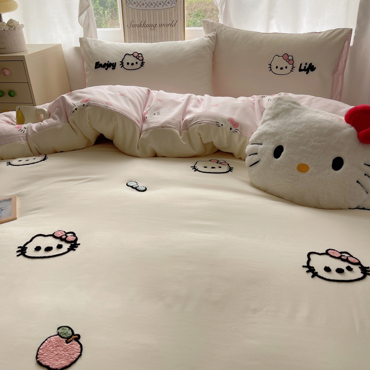 91家纺网 家纺一手货源 找家纺 韩都家居 2026春夏新款卡通云朵棉毛巾绣四件套-系列一 猫猫爱吃苹果