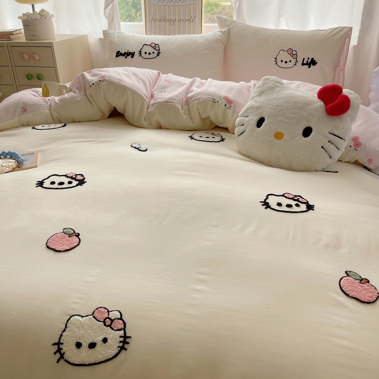 91家纺网 家纺一手货源 找家纺 韩都家居 2026春夏新款卡通云朵棉毛巾绣四件套-系列一 猫猫爱吃苹果