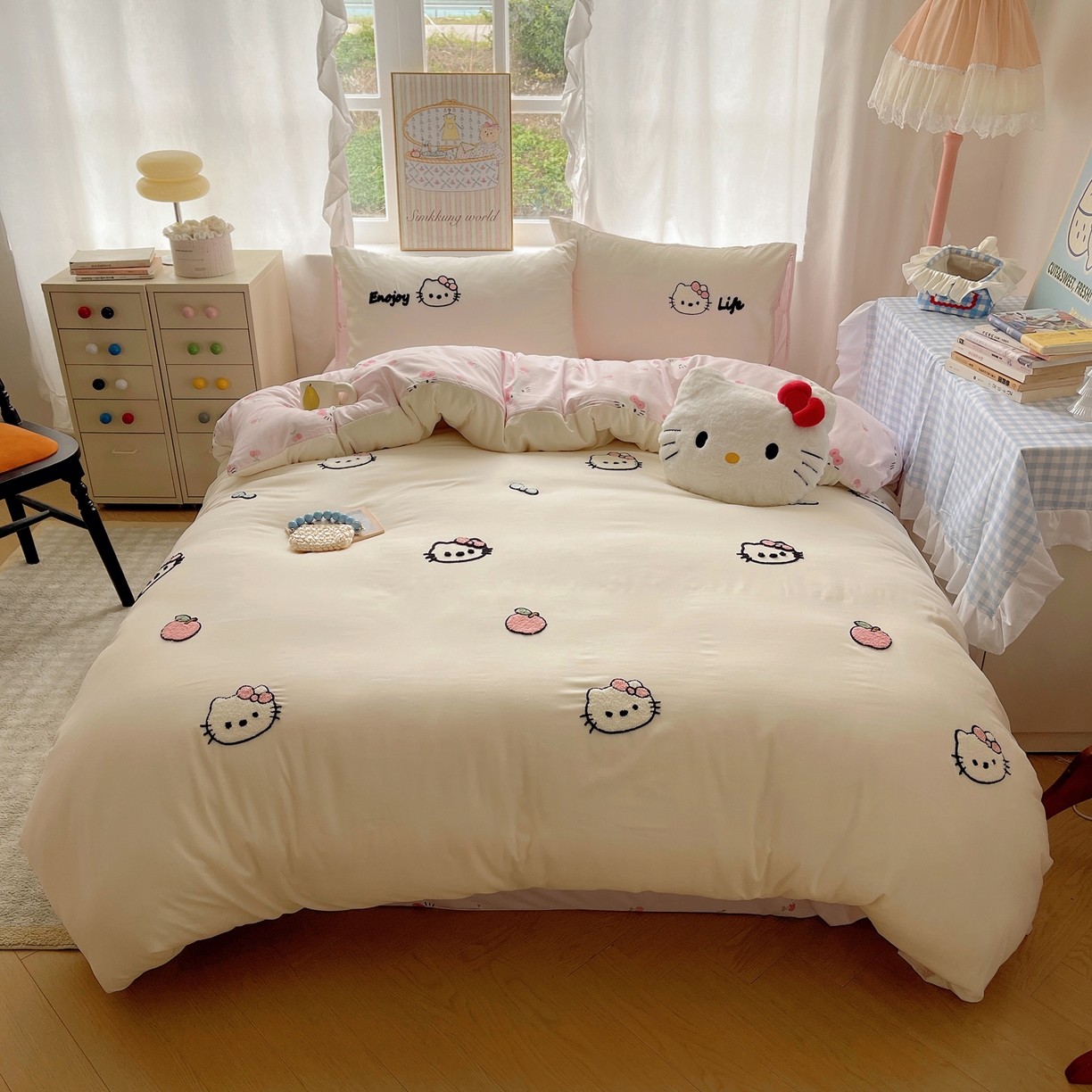 91家纺网 家纺一手货源 找家纺 韩都家居 2026春夏新款卡通云朵棉毛巾绣四件套-系列一 猫猫爱吃苹果