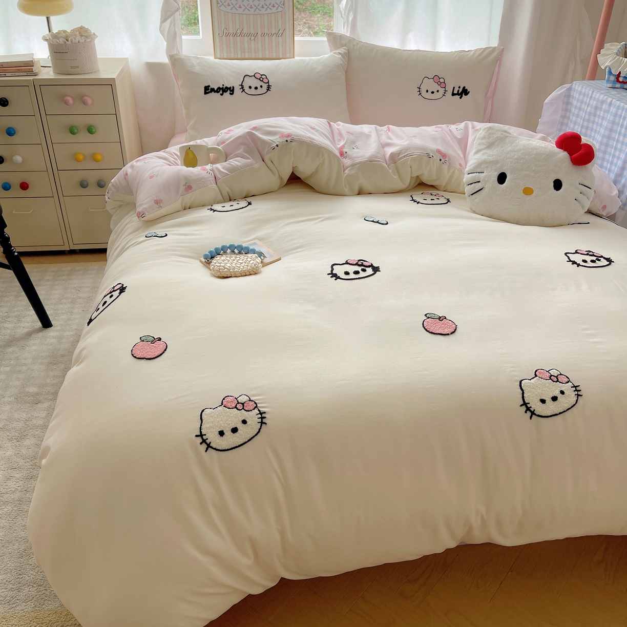 91家纺网 家纺一手货源 找家纺 韩都家居 2026春夏新款卡通云朵棉毛巾绣四件套-系列一 猫猫爱吃苹果