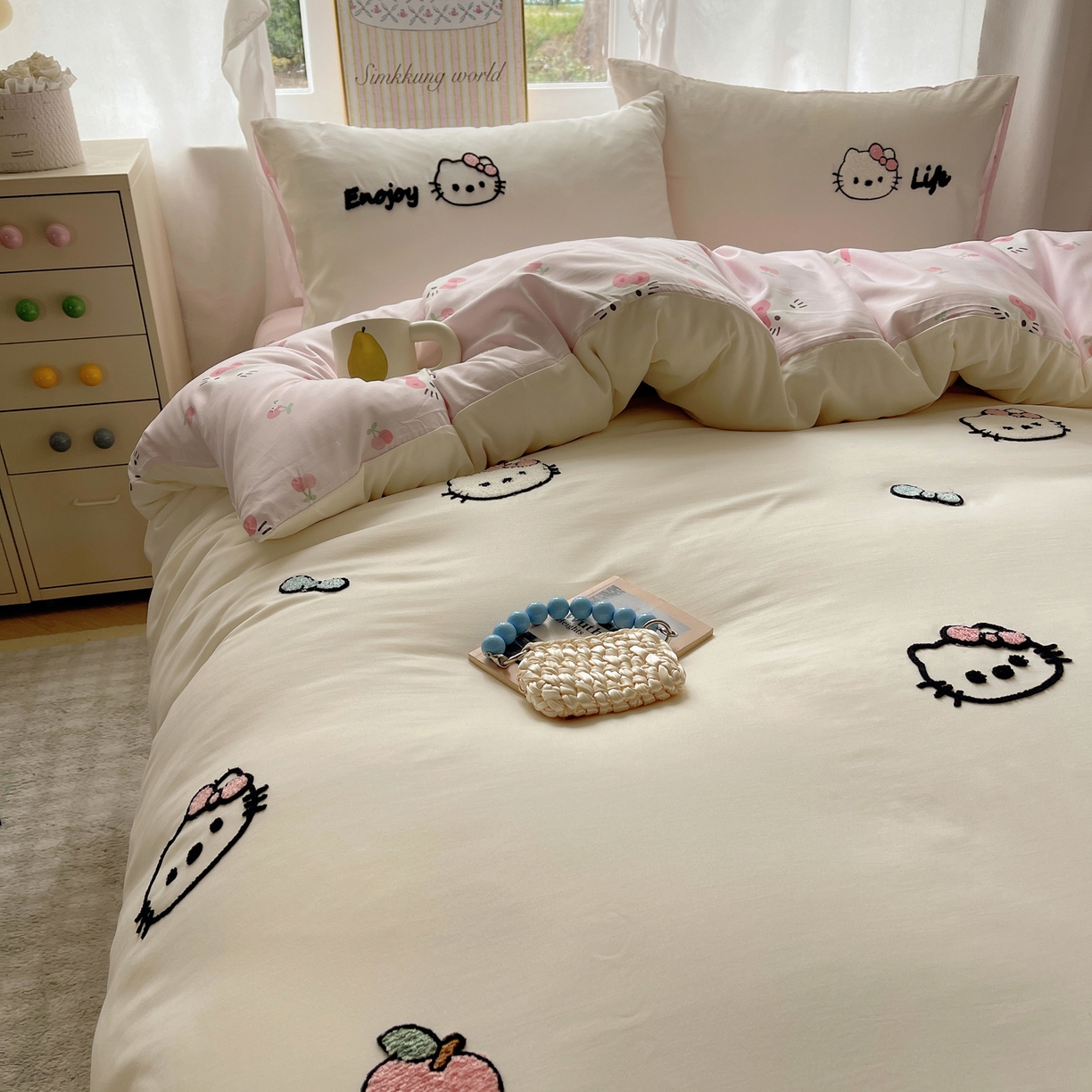 91家纺网 家纺一手货源 找家纺 韩都家居 2026春夏新款卡通云朵棉毛巾绣四件套-系列一 猫猫爱吃苹果