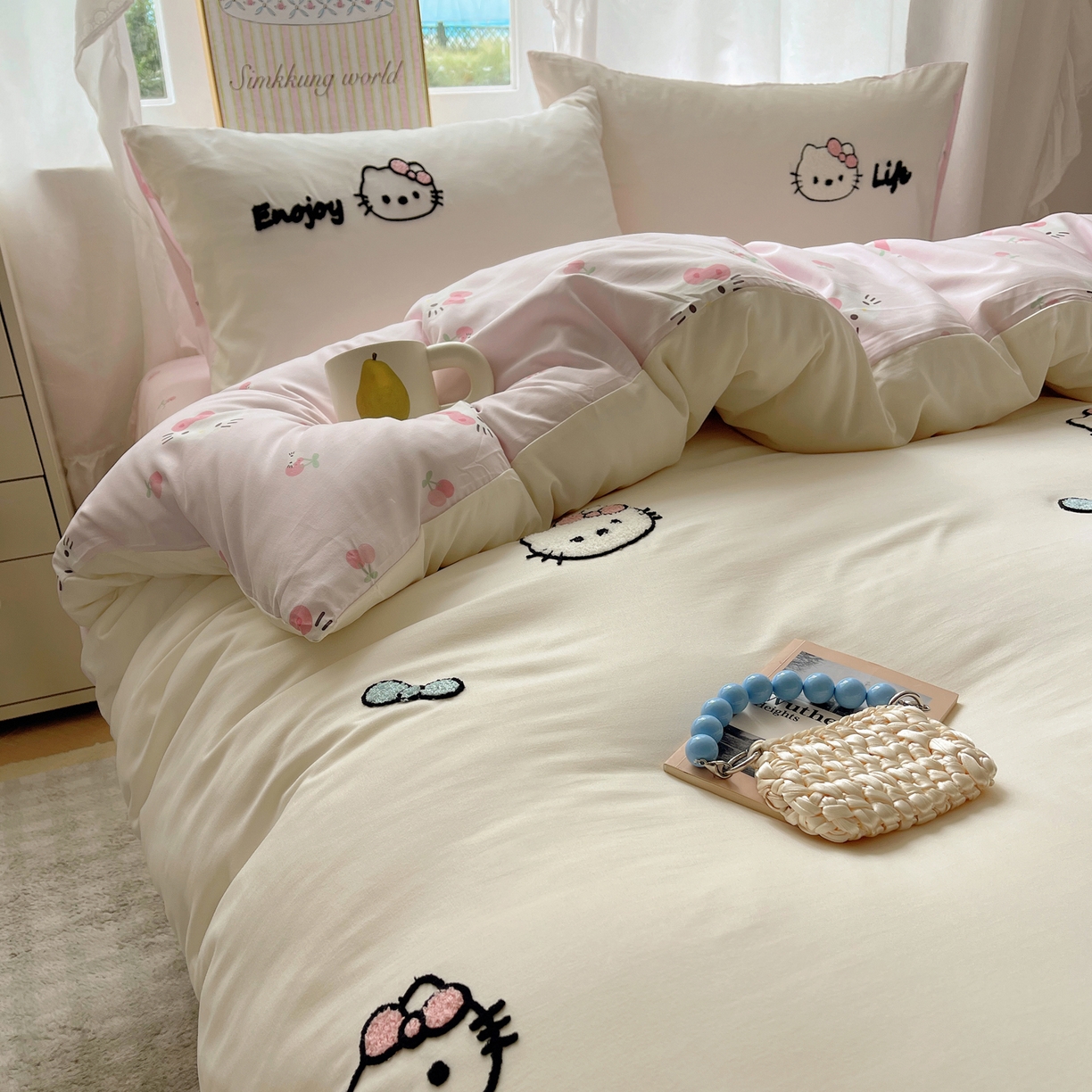 91家纺网 家纺一手货源 找家纺 韩都家居 2026春夏新款卡通云朵棉毛巾绣四件套-系列一 猫猫爱吃苹果