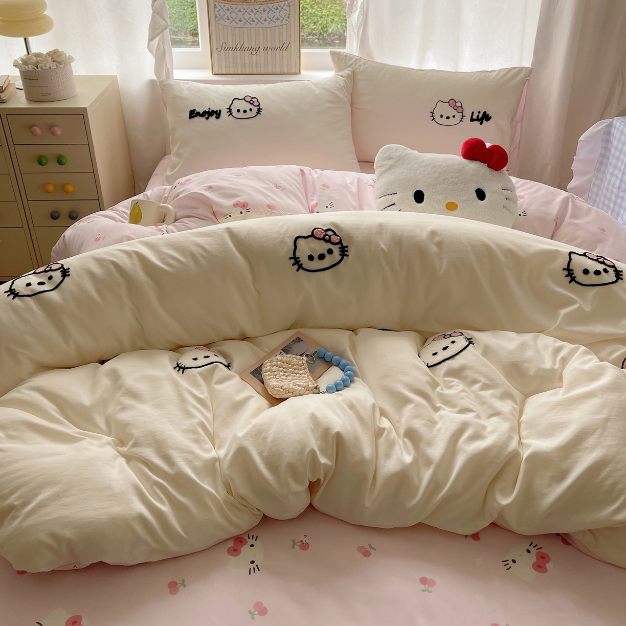 91家纺网 家纺一手货源 找家纺 韩都家居 2026春夏新款卡通云朵棉毛巾绣四件套-系列一 猫猫爱吃苹果