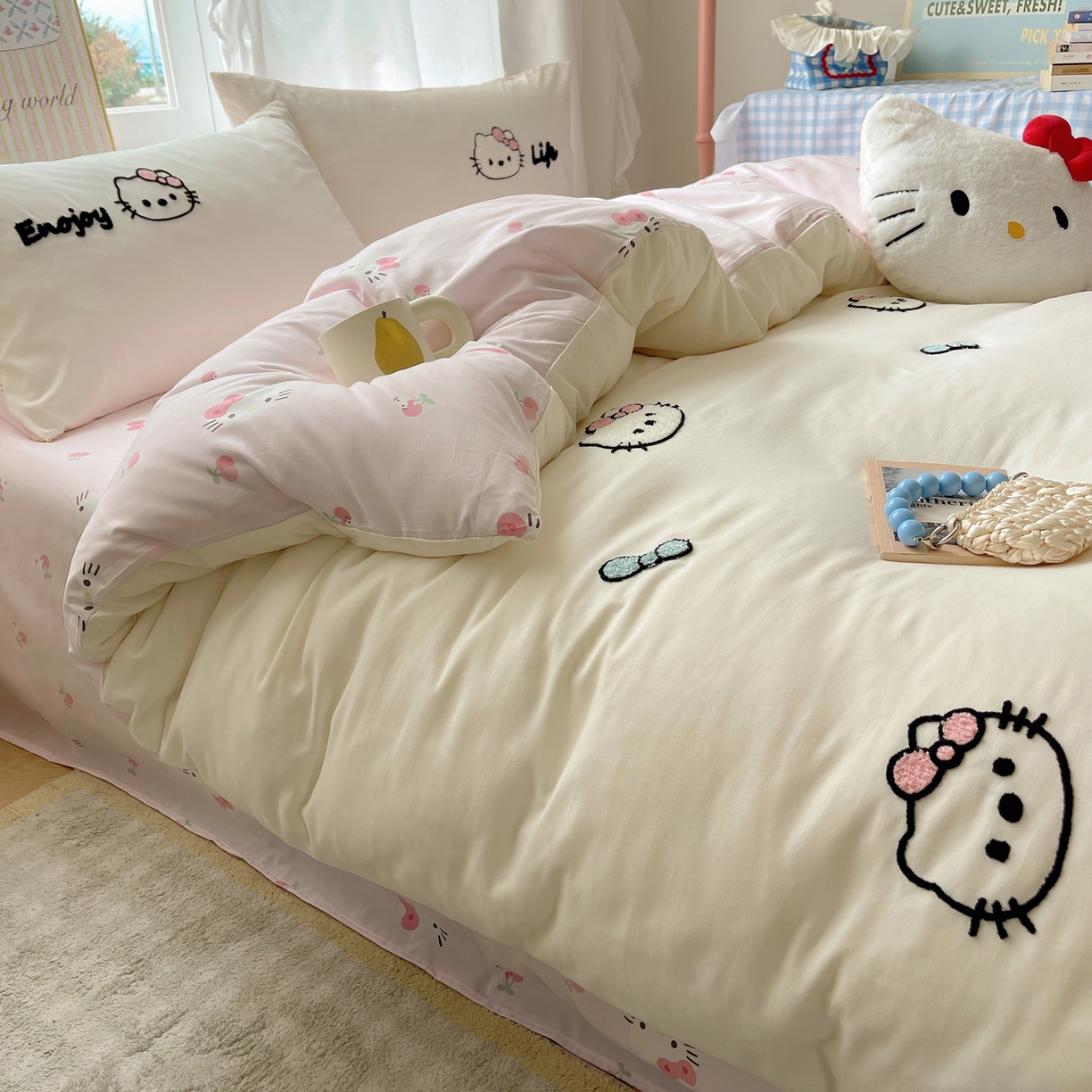 91家纺网 家纺一手货源 找家纺 韩都家居 2026春夏新款卡通云朵棉毛巾绣四件套-系列一 猫猫爱吃苹果