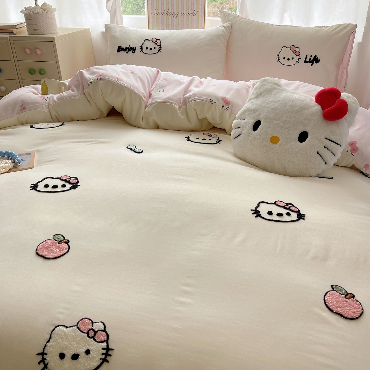 91家纺网 家纺一手货源 找家纺 韩都家居 2026春夏新款卡通云朵棉毛巾绣四件套-系列一 猫猫爱吃苹果