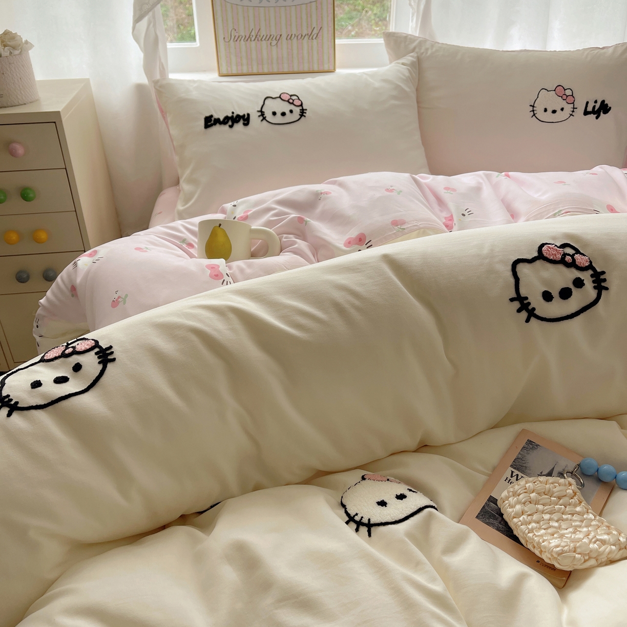 91家纺网 家纺一手货源 找家纺 韩都家居 2026春夏新款卡通云朵棉毛巾绣四件套-系列一 猫猫爱吃苹果