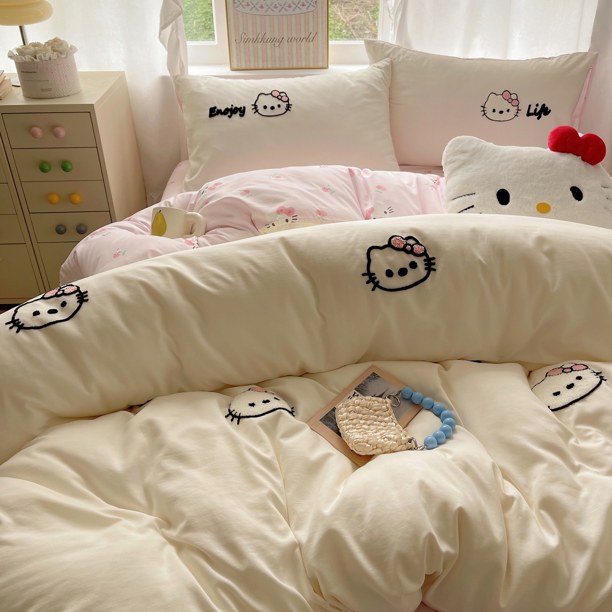 91家纺网 家纺一手货源 找家纺 韩都家居 2026春夏新款卡通云朵棉毛巾绣四件套-系列一 猫猫爱吃苹果