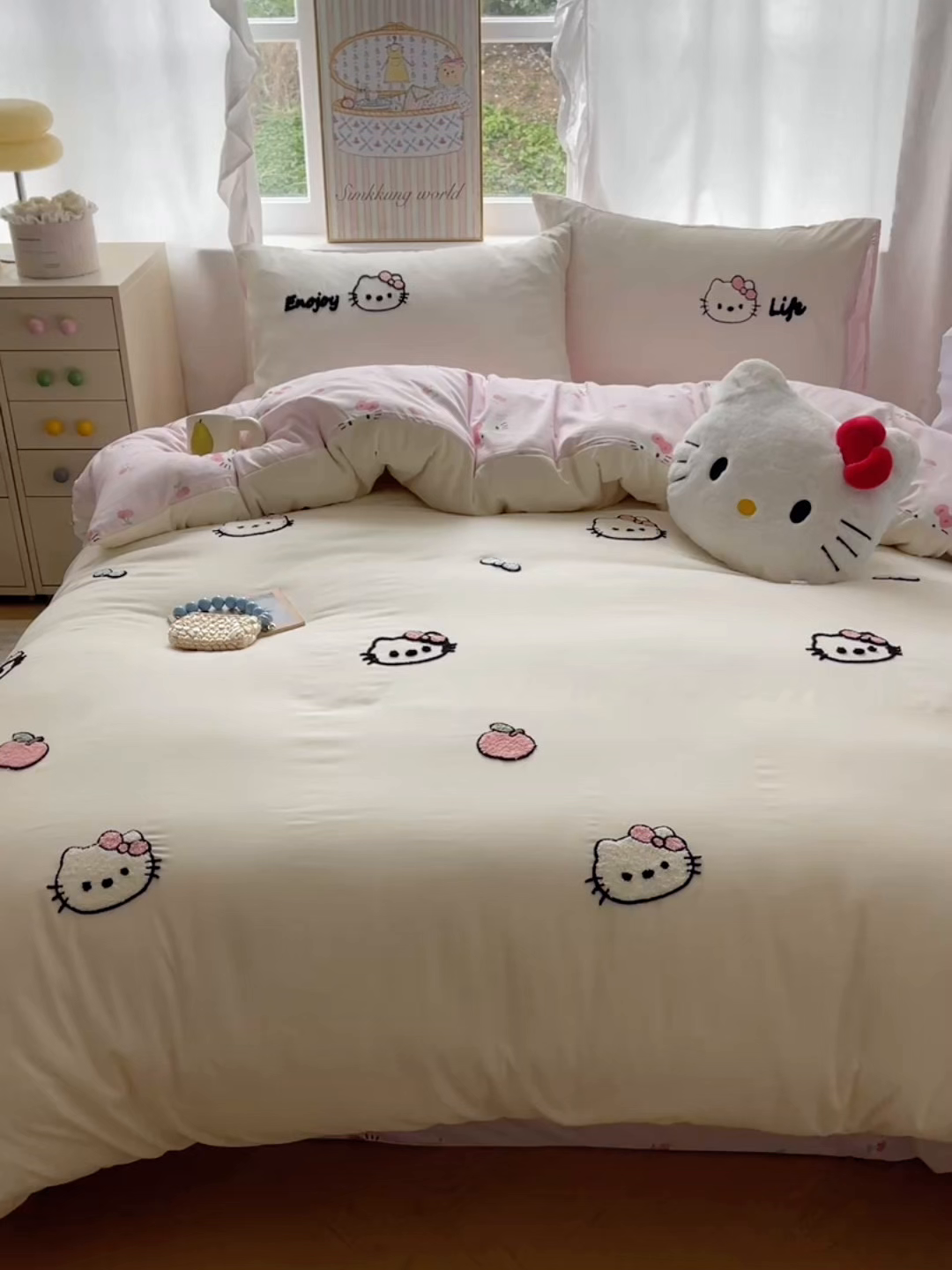 91家纺网 家纺一手货源 找家纺 韩都家居 2026春夏新款卡通云朵棉毛巾绣四件套-系列一 猫猫爱吃苹果