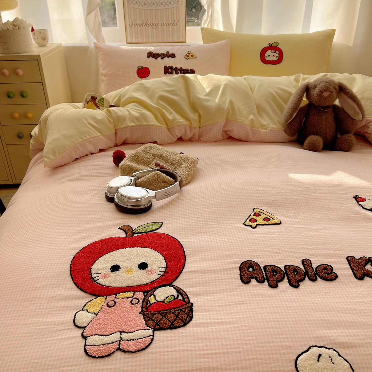 91家纺网 家纺一手货源 找家纺 韩都家居 2026春夏新款卡通云朵棉毛巾绣四件套-系列一 苹果猫咪