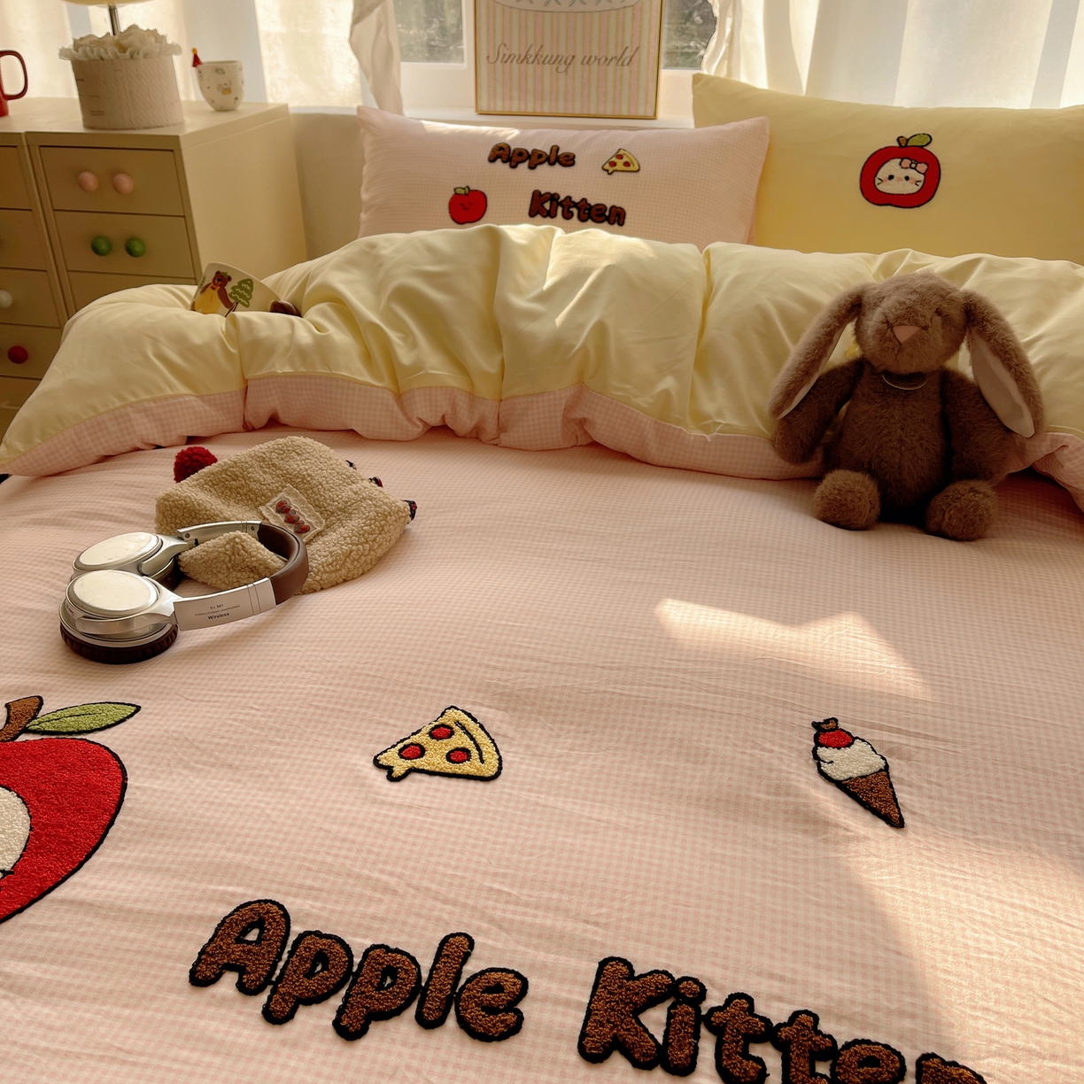 91家纺网 家纺一手货源 找家纺 韩都家居 2026春夏新款卡通云朵棉毛巾绣四件套-系列一 苹果猫咪