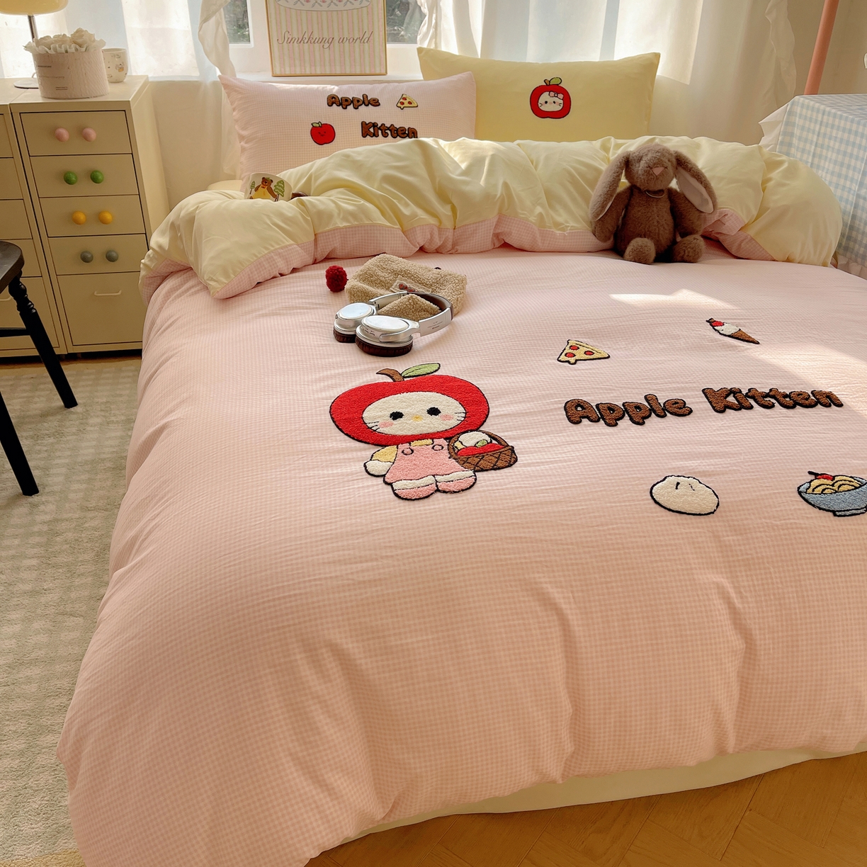 91家纺网 家纺一手货源 找家纺 韩都家居 2026春夏新款卡通云朵棉毛巾绣四件套-系列一 苹果猫咪