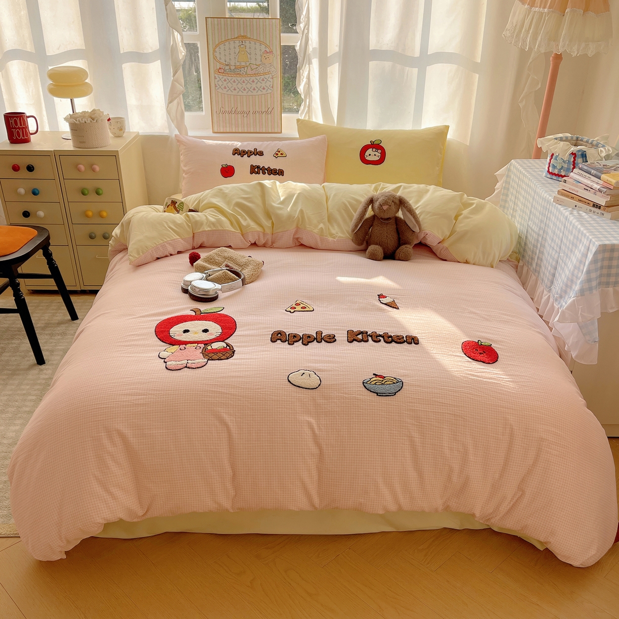 91家纺网 家纺一手货源 找家纺 韩都家居 2026春夏新款卡通云朵棉毛巾绣四件套-系列一 苹果猫咪