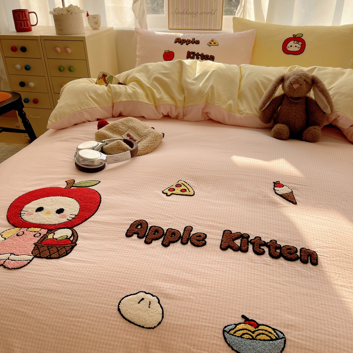 91家纺网 家纺一手货源 找家纺 韩都家居 2026春夏新款卡通云朵棉毛巾绣四件套-系列一 苹果猫咪