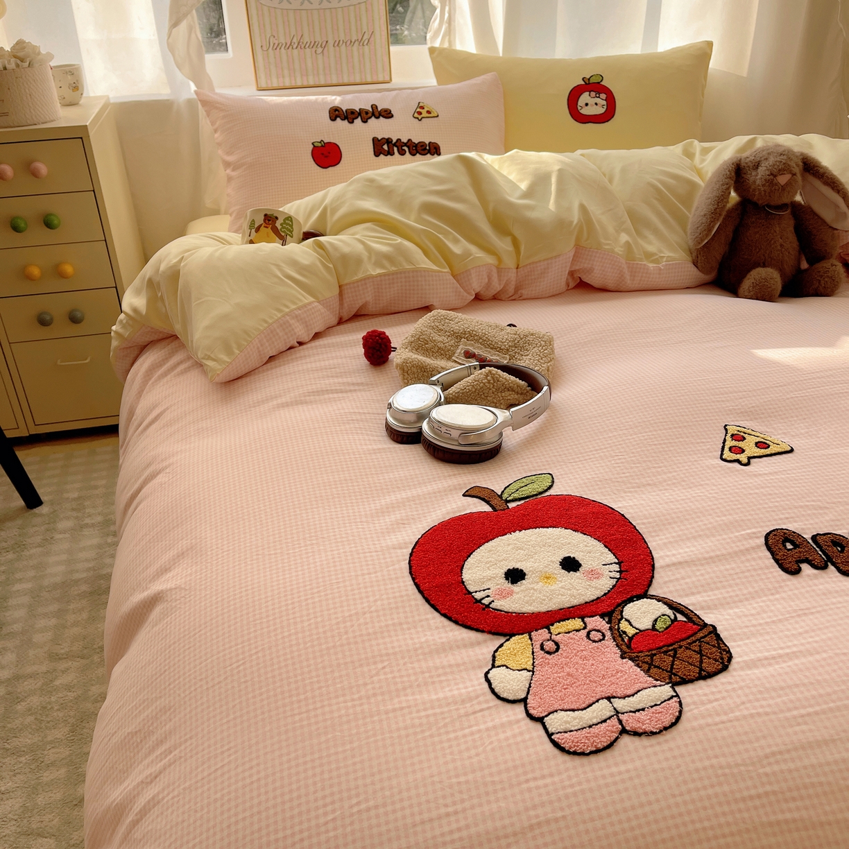 91家纺网 家纺一手货源 找家纺 韩都家居 2026春夏新款卡通云朵棉毛巾绣四件套-系列一 苹果猫咪