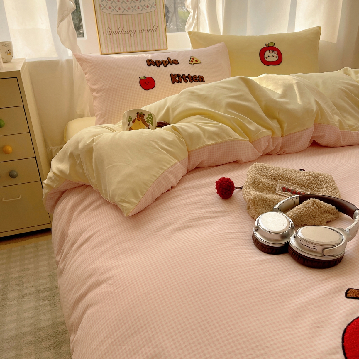 91家纺网 家纺一手货源 找家纺 韩都家居 2026春夏新款卡通云朵棉毛巾绣四件套-系列一 苹果猫咪