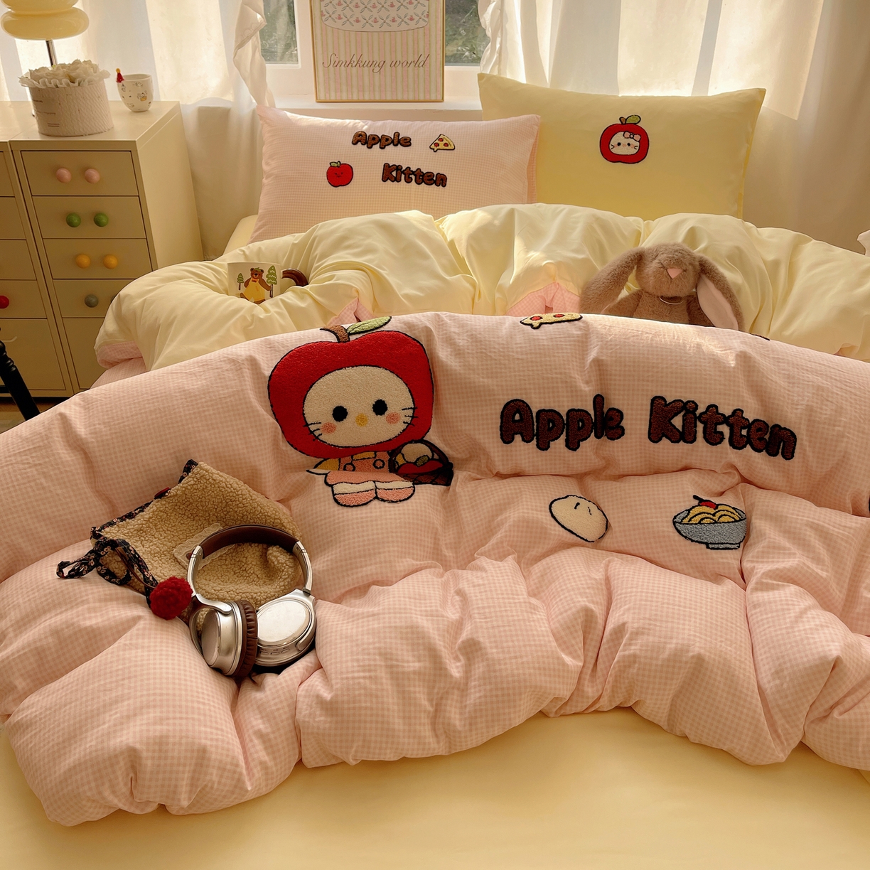 91家纺网 家纺一手货源 找家纺 韩都家居 2026春夏新款卡通云朵棉毛巾绣四件套-系列一 苹果猫咪