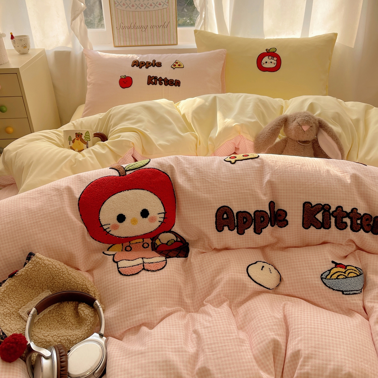 91家纺网 家纺一手货源 找家纺 韩都家居 2026春夏新款卡通云朵棉毛巾绣四件套-系列一 苹果猫咪