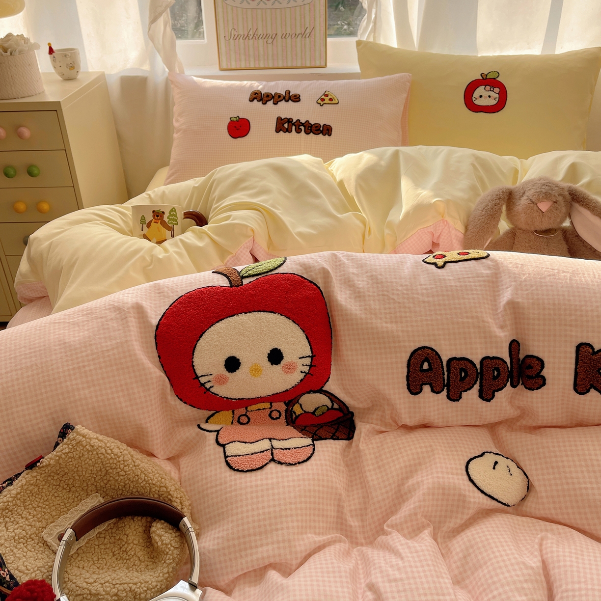 91家纺网 家纺一手货源 找家纺 韩都家居 2026春夏新款卡通云朵棉毛巾绣四件套-系列一 苹果猫咪