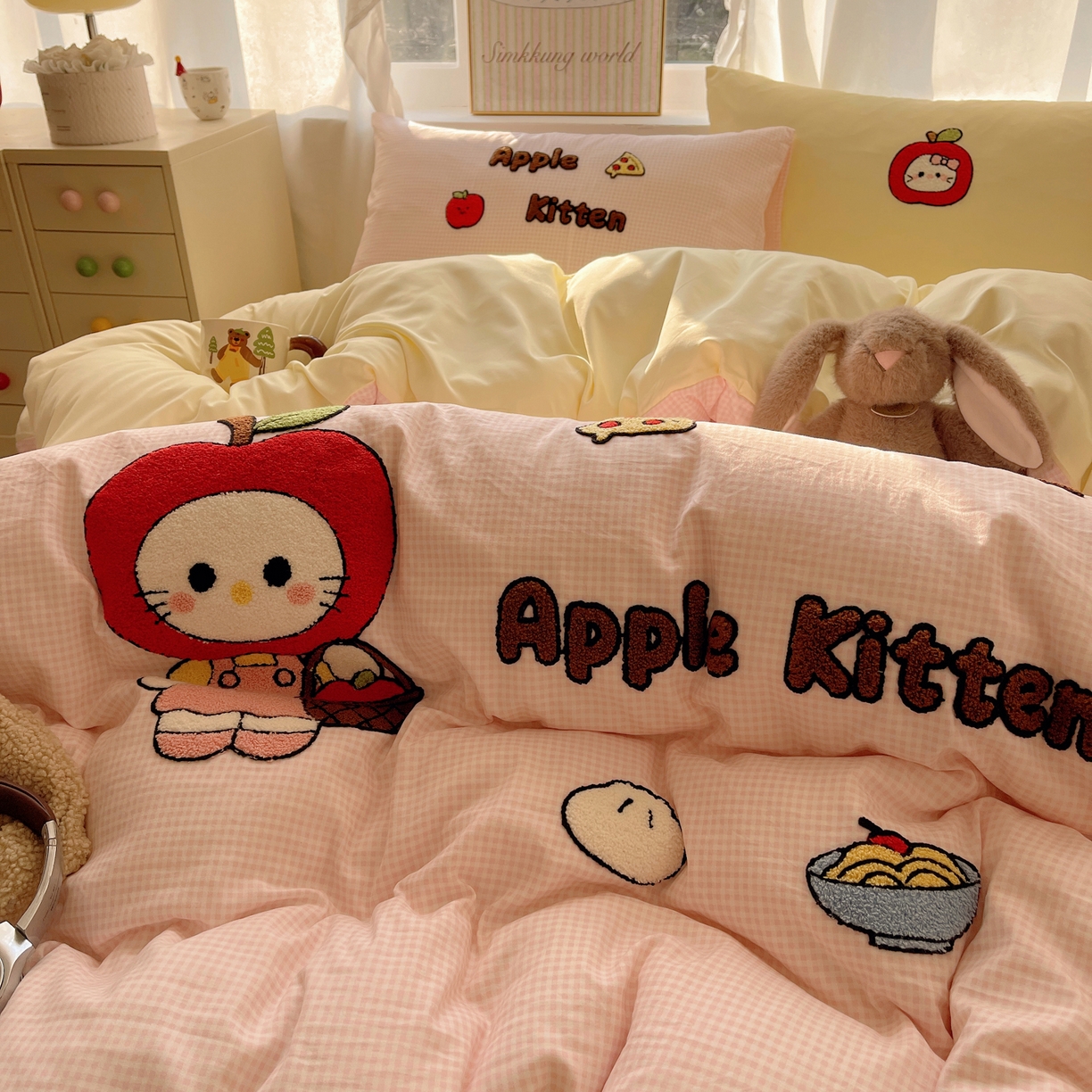 91家纺网 家纺一手货源 找家纺 韩都家居 2026春夏新款卡通云朵棉毛巾绣四件套-系列一 苹果猫咪