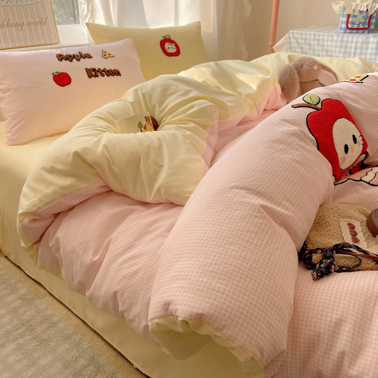 91家纺网 家纺一手货源 找家纺 韩都家居 2026春夏新款卡通云朵棉毛巾绣四件套-系列一 苹果猫咪