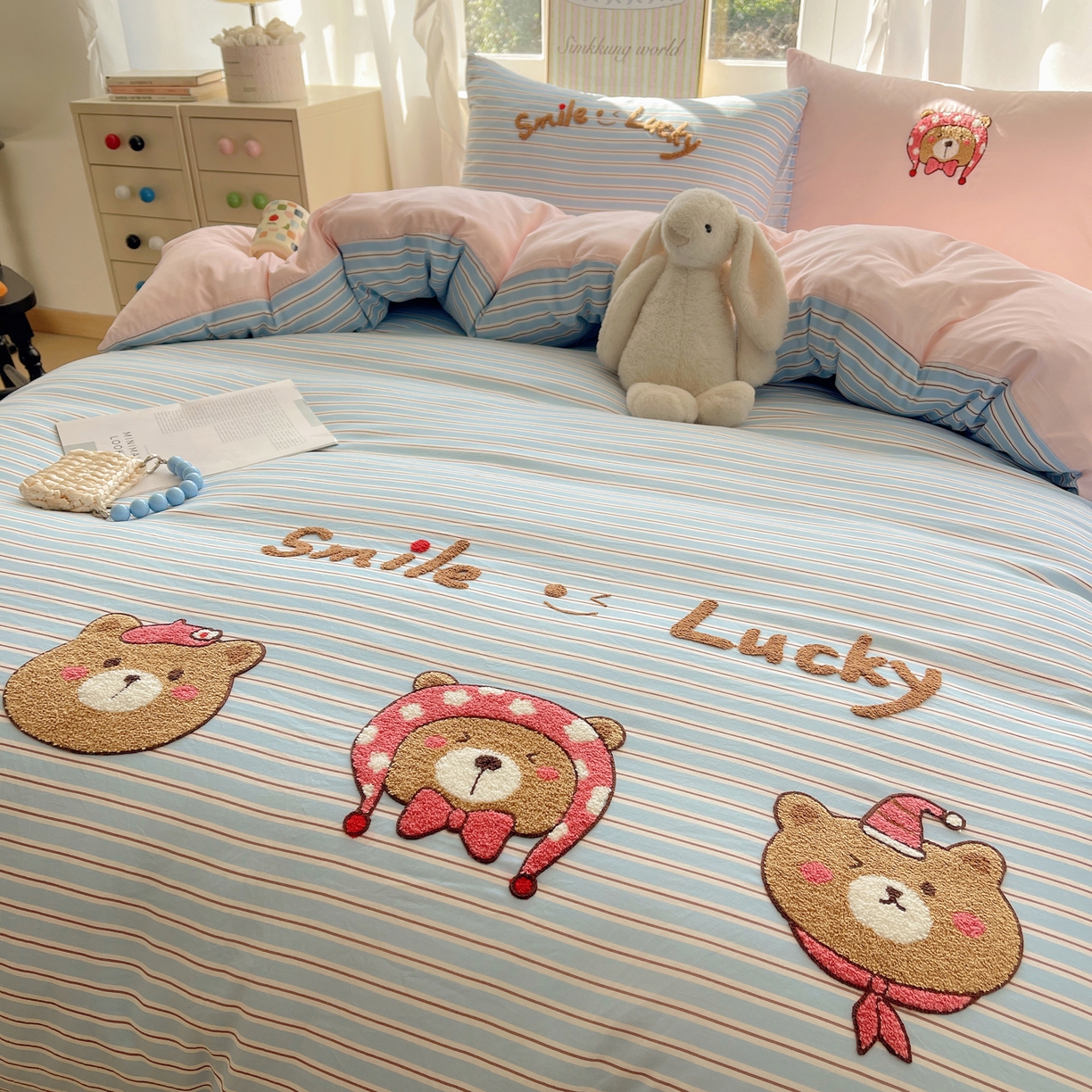 91家纺网 家纺一手货源 找家纺 韩都家居 2026春夏新款卡通云朵棉毛巾绣四件套-系列一 三只熊