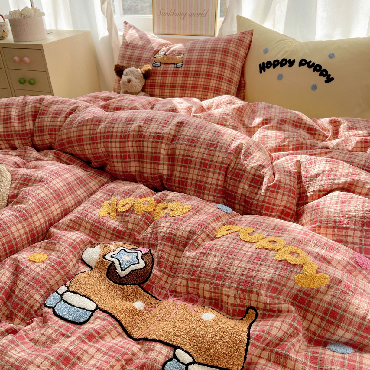 91家纺网 家纺一手货源 找家纺 韩都家居 2026春夏新款卡通云朵棉毛巾绣四件套-系列一 听歌腊肠狗