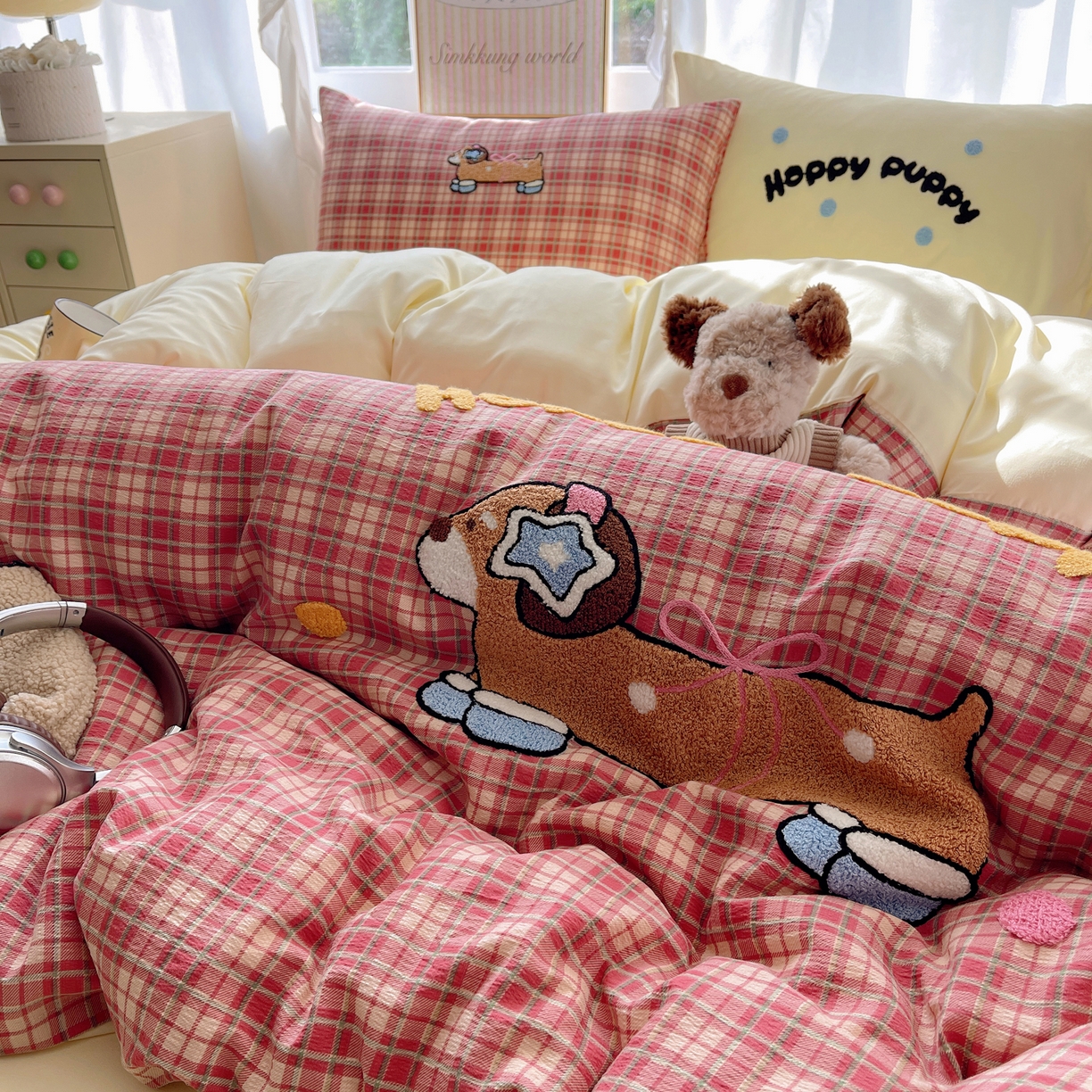 91家纺网 家纺一手货源 找家纺 韩都家居 2026春夏新款卡通云朵棉毛巾绣四件套-系列一 听歌腊肠狗