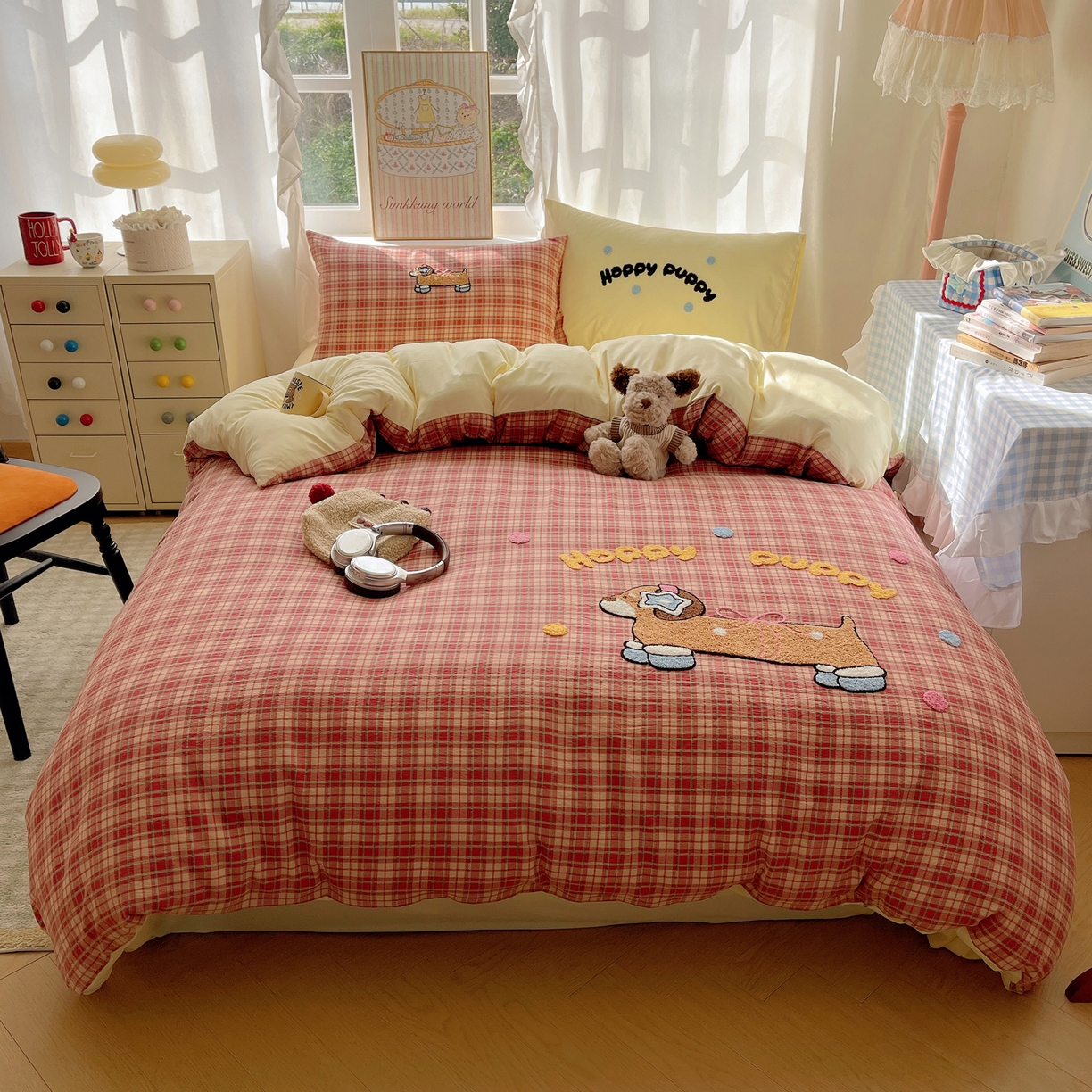 91家纺网 家纺一手货源 找家纺 韩都家居 2026春夏新款卡通云朵棉毛巾绣四件套-系列一 听歌腊肠狗