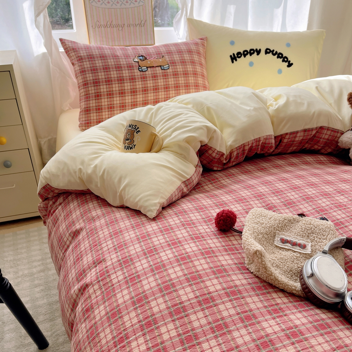 91家纺网 家纺一手货源 找家纺 韩都家居 2026春夏新款卡通云朵棉毛巾绣四件套-系列一 听歌腊肠狗