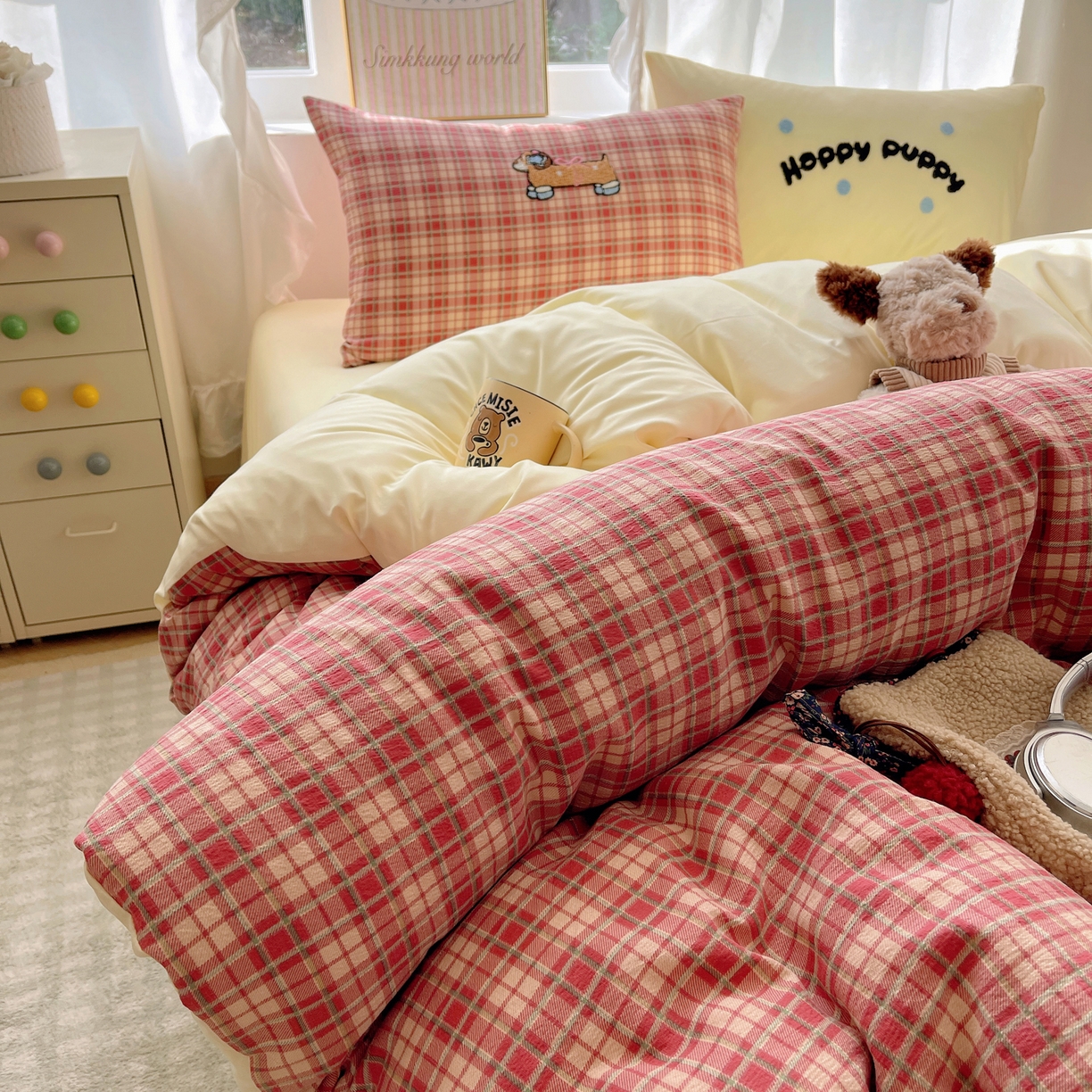 91家纺网 家纺一手货源 找家纺 韩都家居 2026春夏新款卡通云朵棉毛巾绣四件套-系列一 听歌腊肠狗