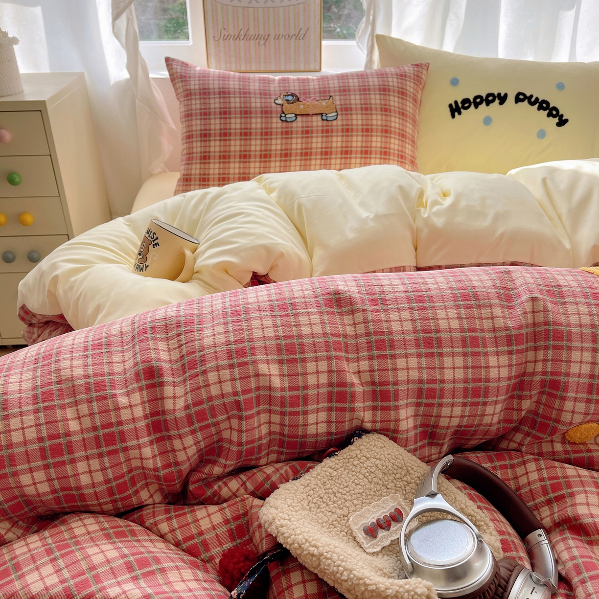 91家纺网 家纺一手货源 找家纺 韩都家居 2026春夏新款卡通云朵棉毛巾绣四件套-系列一 听歌腊肠狗