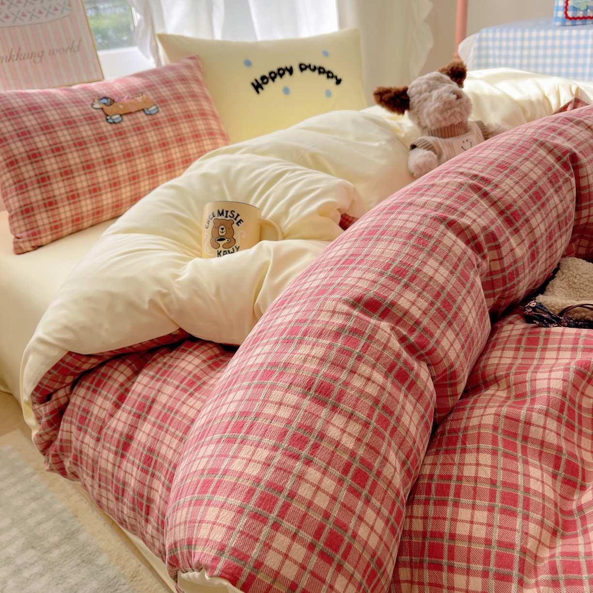 91家纺网 家纺一手货源 找家纺 韩都家居 2026春夏新款卡通云朵棉毛巾绣四件套-系列一 听歌腊肠狗