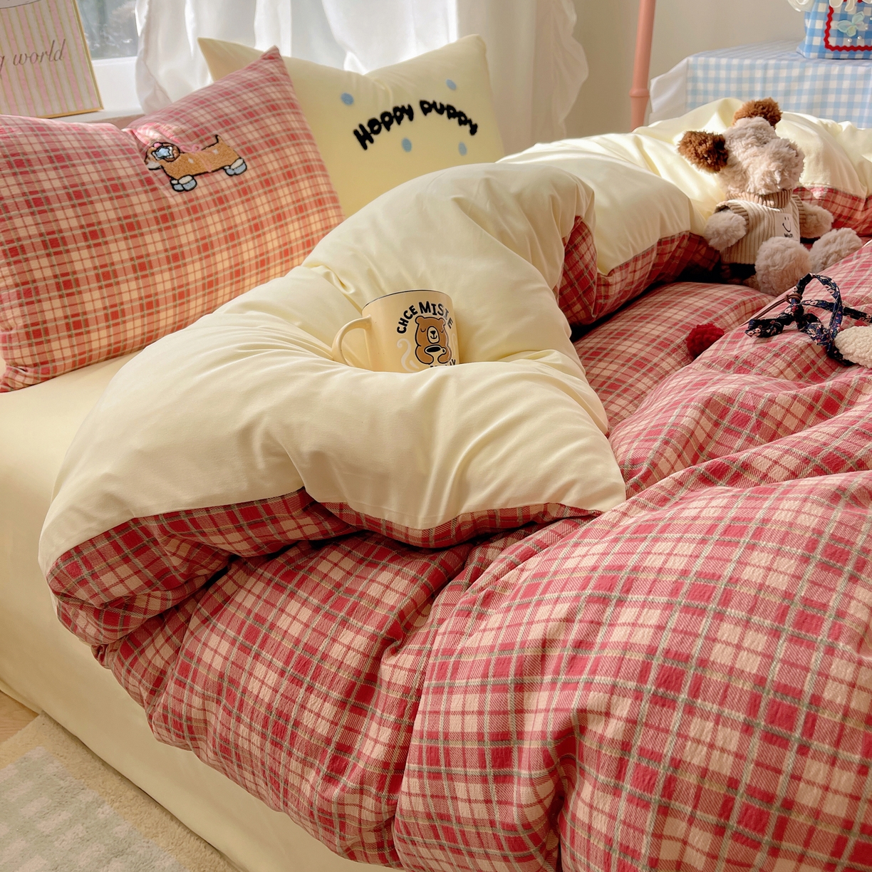 91家纺网 家纺一手货源 找家纺 韩都家居 2026春夏新款卡通云朵棉毛巾绣四件套-系列一 听歌腊肠狗