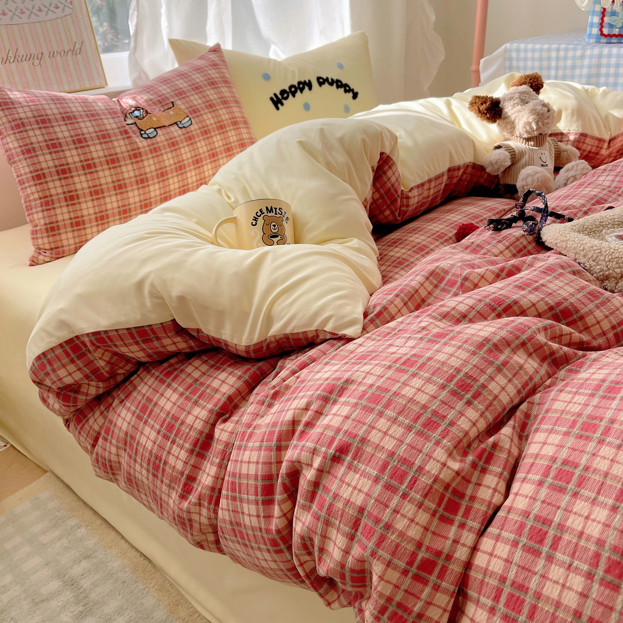 91家纺网 家纺一手货源 找家纺 韩都家居 2026春夏新款卡通云朵棉毛巾绣四件套-系列一 听歌腊肠狗