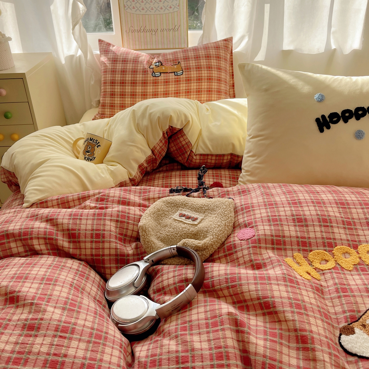 91家纺网 家纺一手货源 找家纺 韩都家居 2026春夏新款卡通云朵棉毛巾绣四件套-系列一 听歌腊肠狗