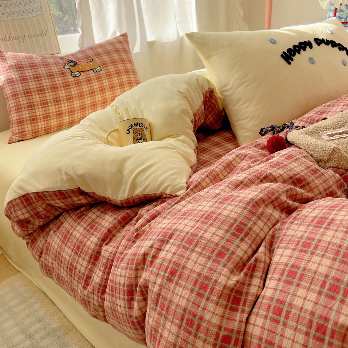 91家纺网 家纺一手货源 找家纺 韩都家居 2026春夏新款卡通云朵棉毛巾绣四件套-系列一 听歌腊肠狗