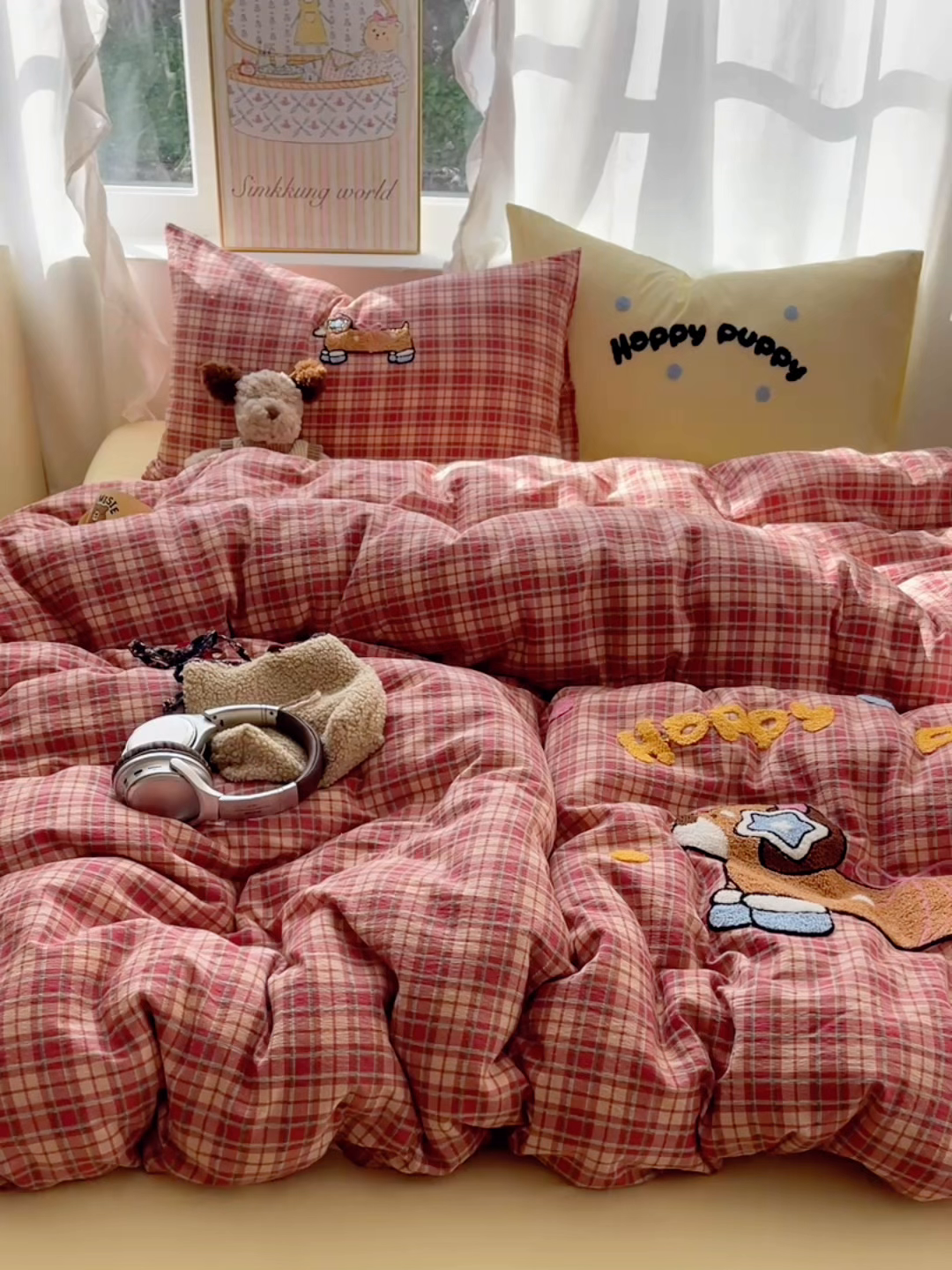 91家纺网 家纺一手货源 找家纺 韩都家居 2026春夏新款卡通云朵棉毛巾绣四件套-系列一 听歌腊肠狗