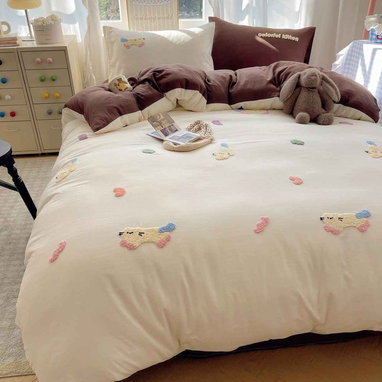 91家纺网 家纺一手货源 找家纺 韩都家居 2026春夏新款卡通云朵棉毛巾绣四件套-系列一 顽皮猫