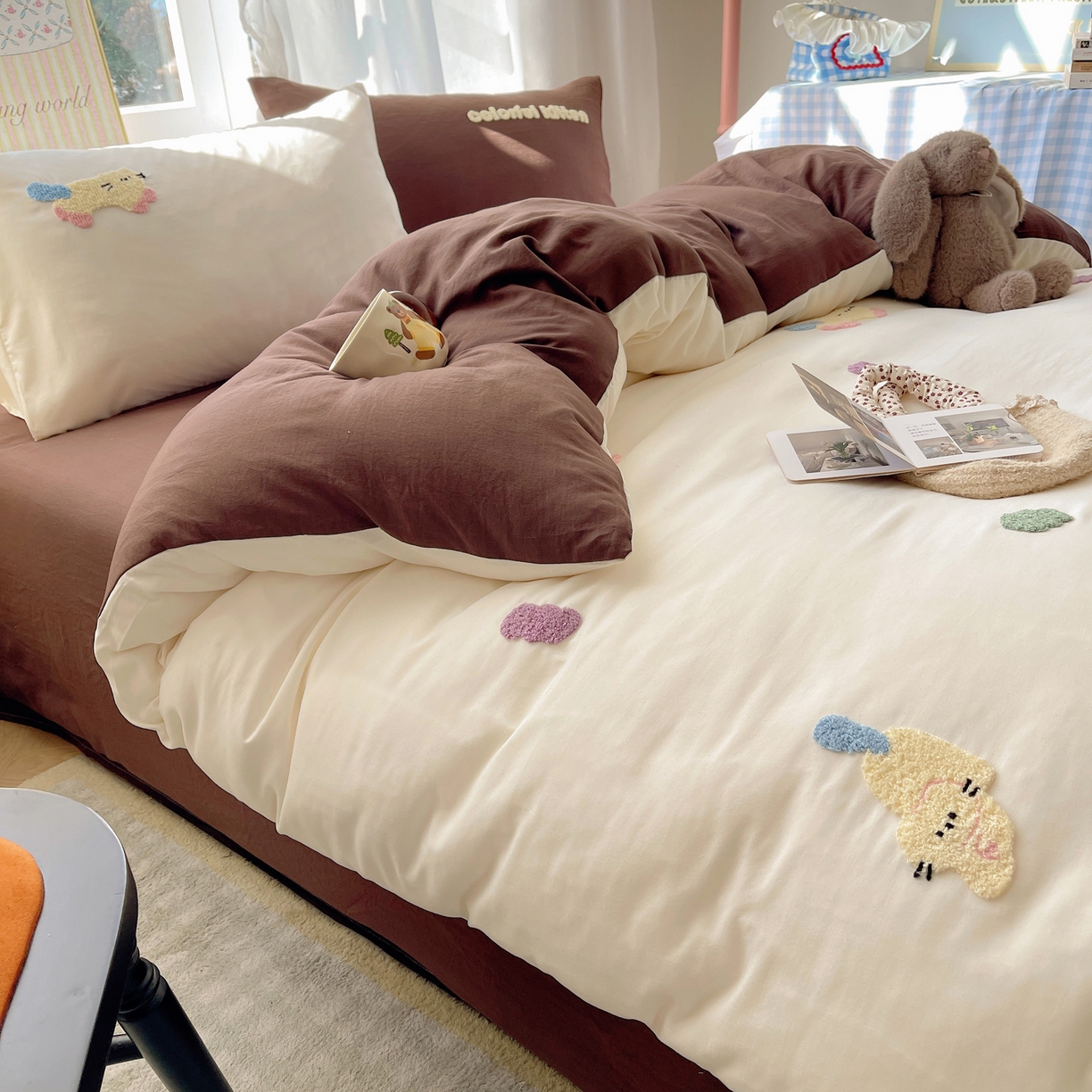 91家纺网 家纺一手货源 找家纺 韩都家居 2026春夏新款卡通云朵棉毛巾绣四件套-系列一 顽皮猫