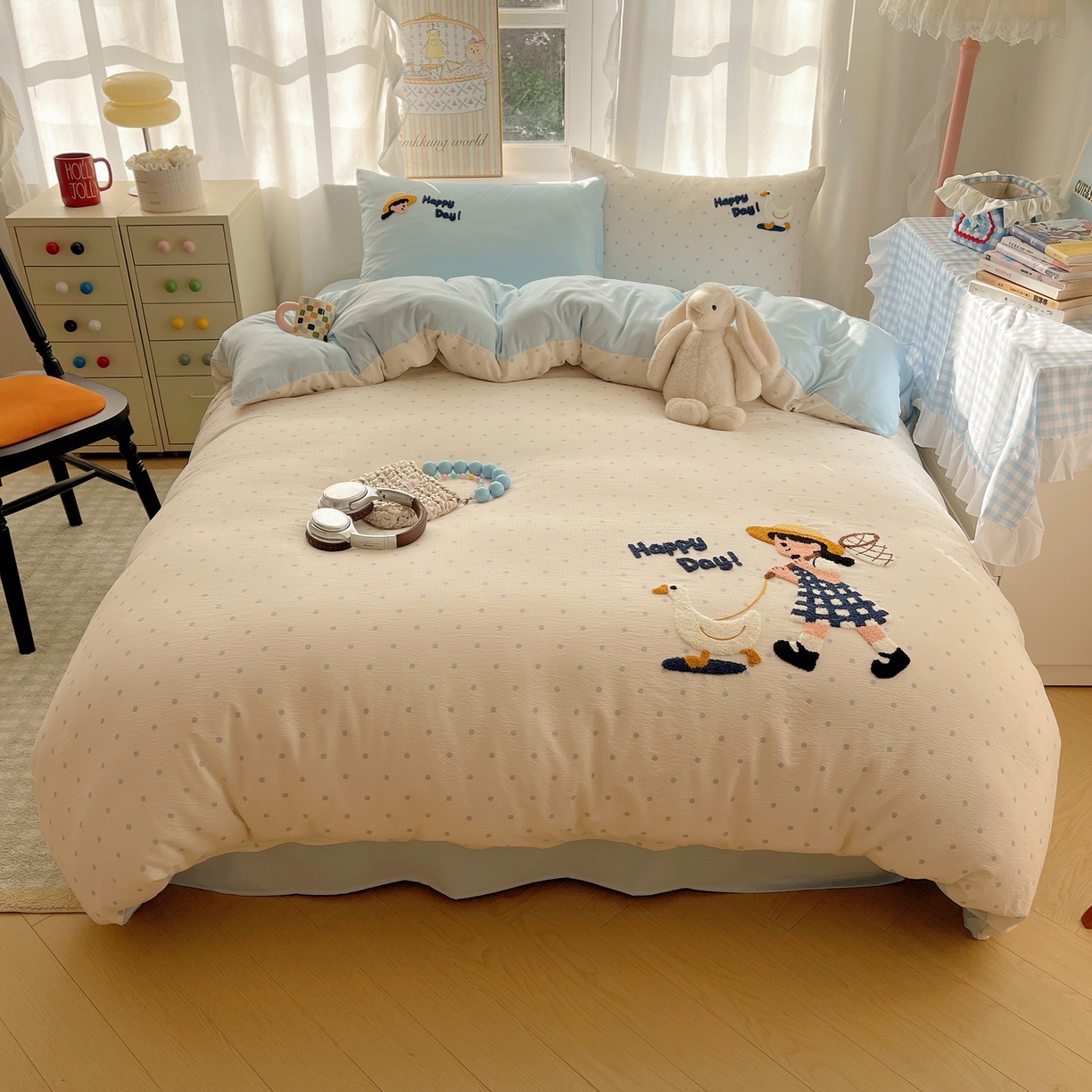 91家纺网 家纺一手货源 找家纺 韩都家居 2026春夏新款卡通云朵棉毛巾绣四件套-系列一 小女孩