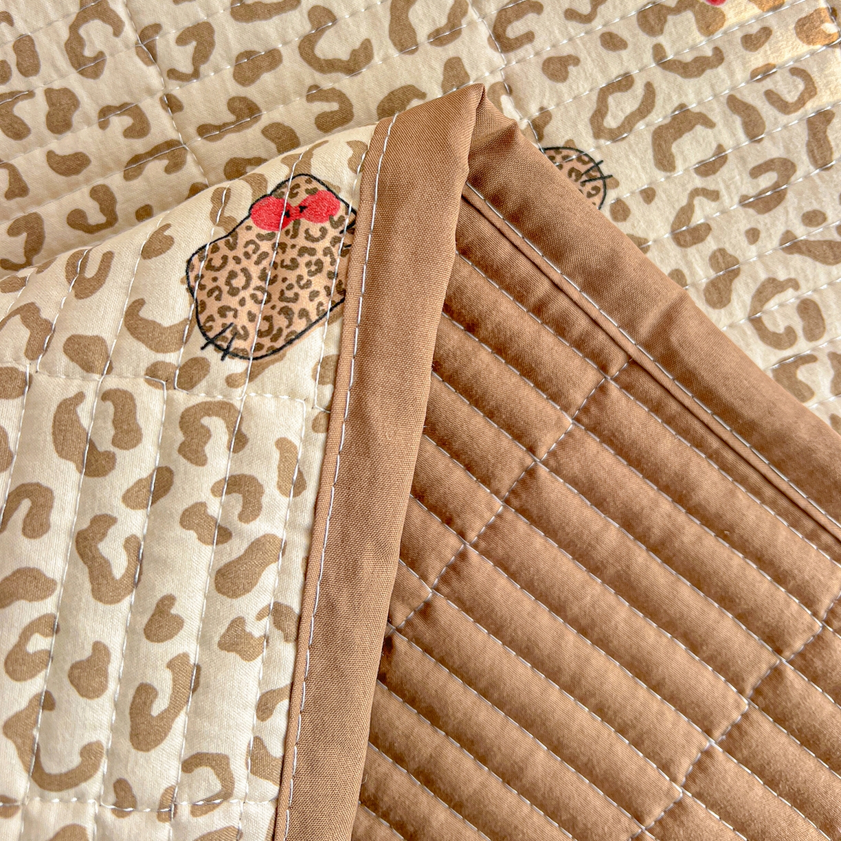 91家纺网 家纺一手货源 找家纺 一比一家纺 2026新款亲肤舒适仿棉印花床盖四件套 豹纹喵咖