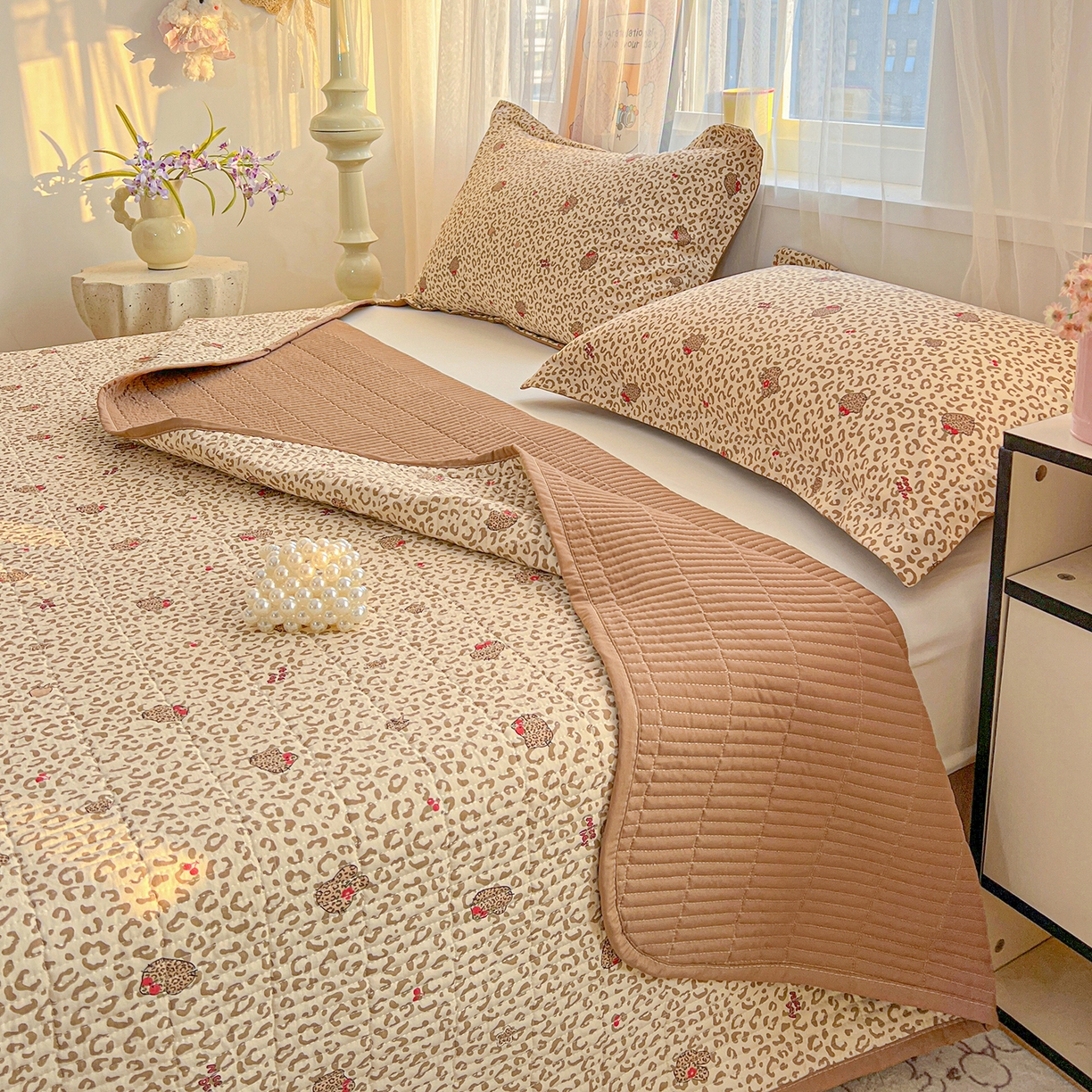 91家纺网 家纺一手货源 找家纺 一比一家纺 2026新款亲肤舒适仿棉印花床盖四件套 豹纹喵咖