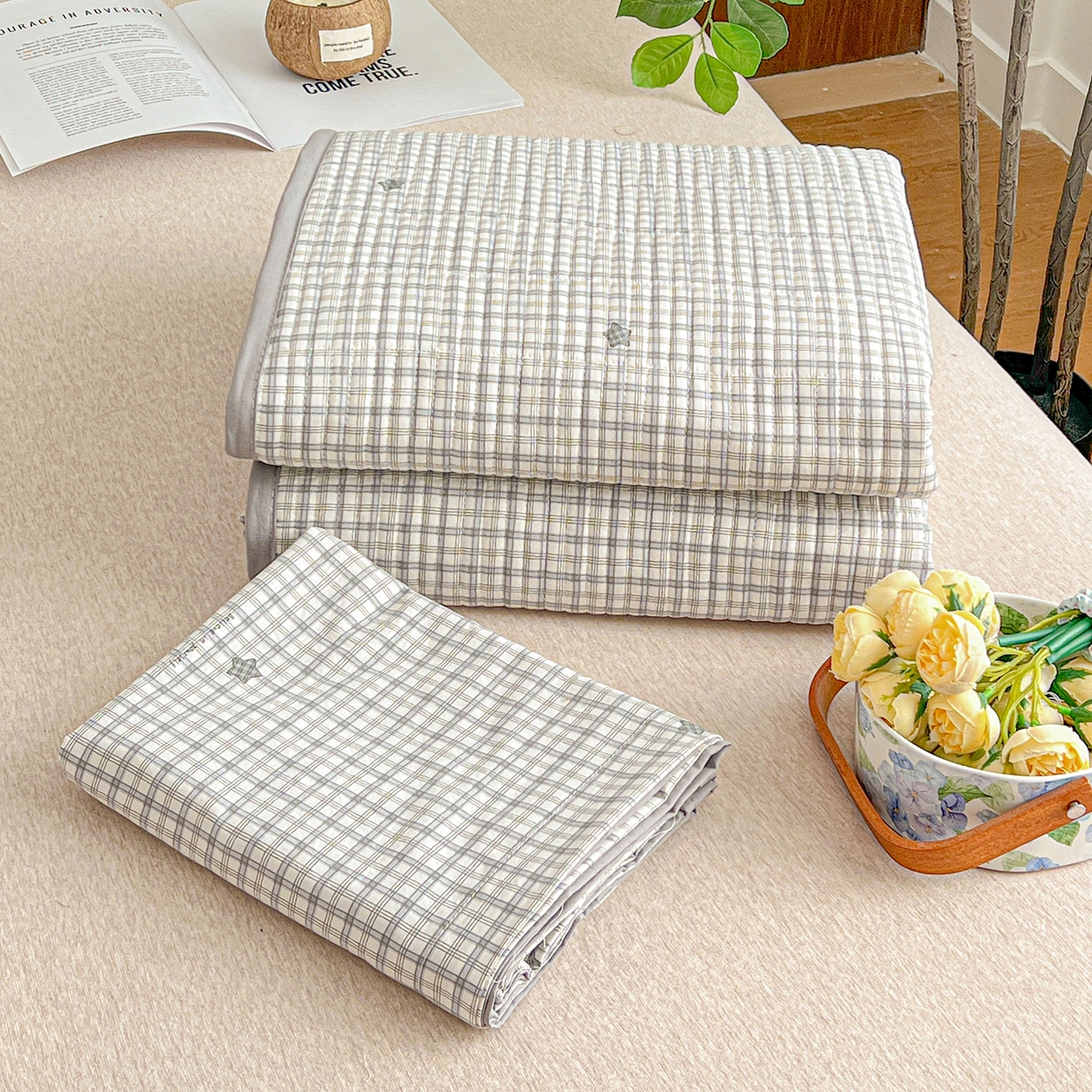 91家纺网 家纺一手货源 找家纺 一比一家纺 2026新款亲肤舒适仿棉印花床盖四件套 灰小格