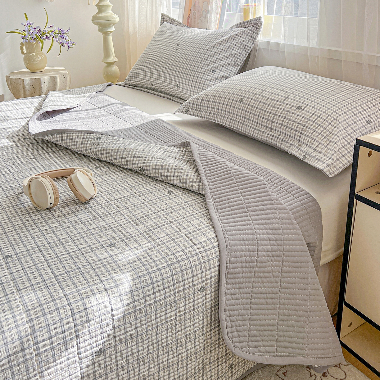 91家纺网 家纺一手货源 找家纺 一比一家纺 2026新款亲肤舒适仿棉印花床盖四件套 灰小格