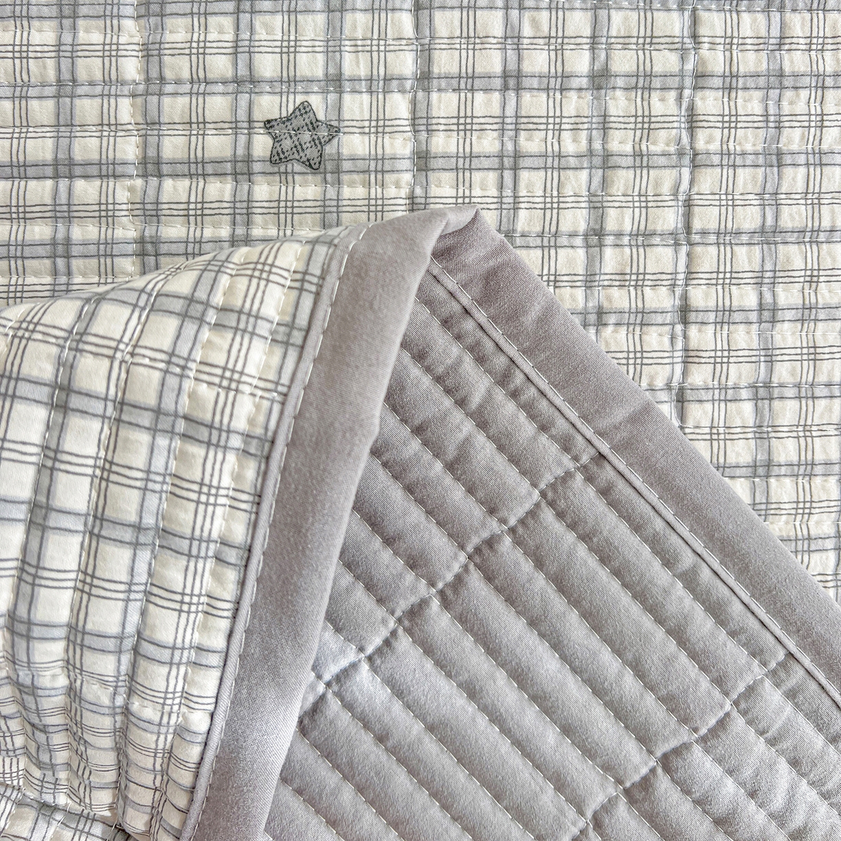 91家纺网 家纺一手货源 找家纺 一比一家纺 2026新款亲肤舒适仿棉印花床盖四件套 灰小格