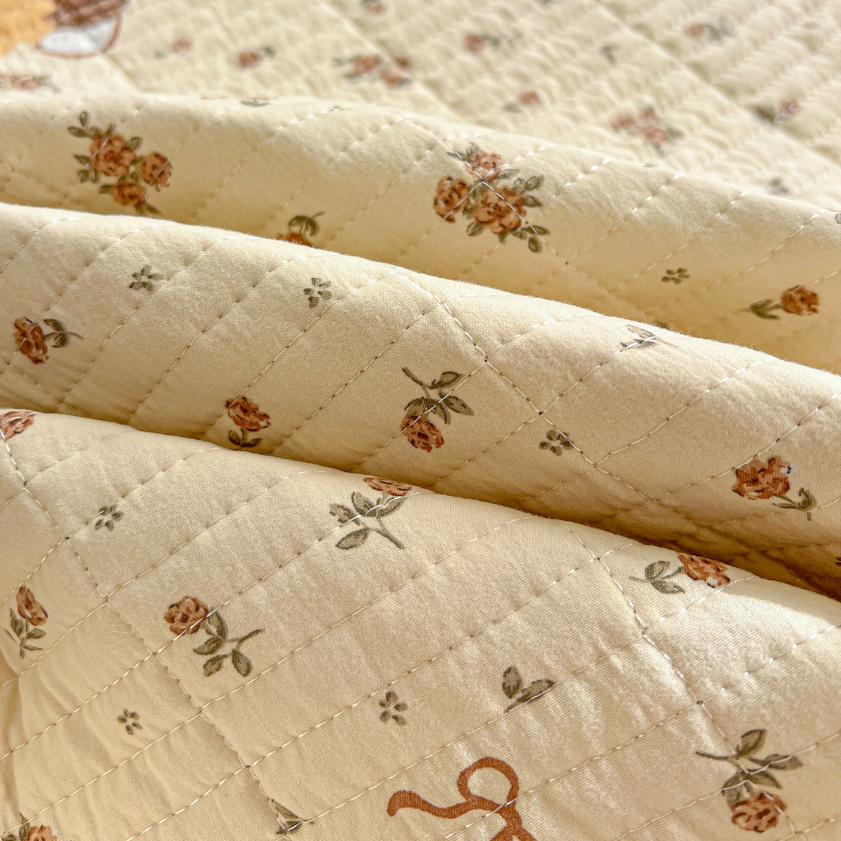 91家纺网 家纺一手货源 找家纺 一比一家纺 2026新款亲肤舒适仿棉印花床盖四件套 萌萌兔