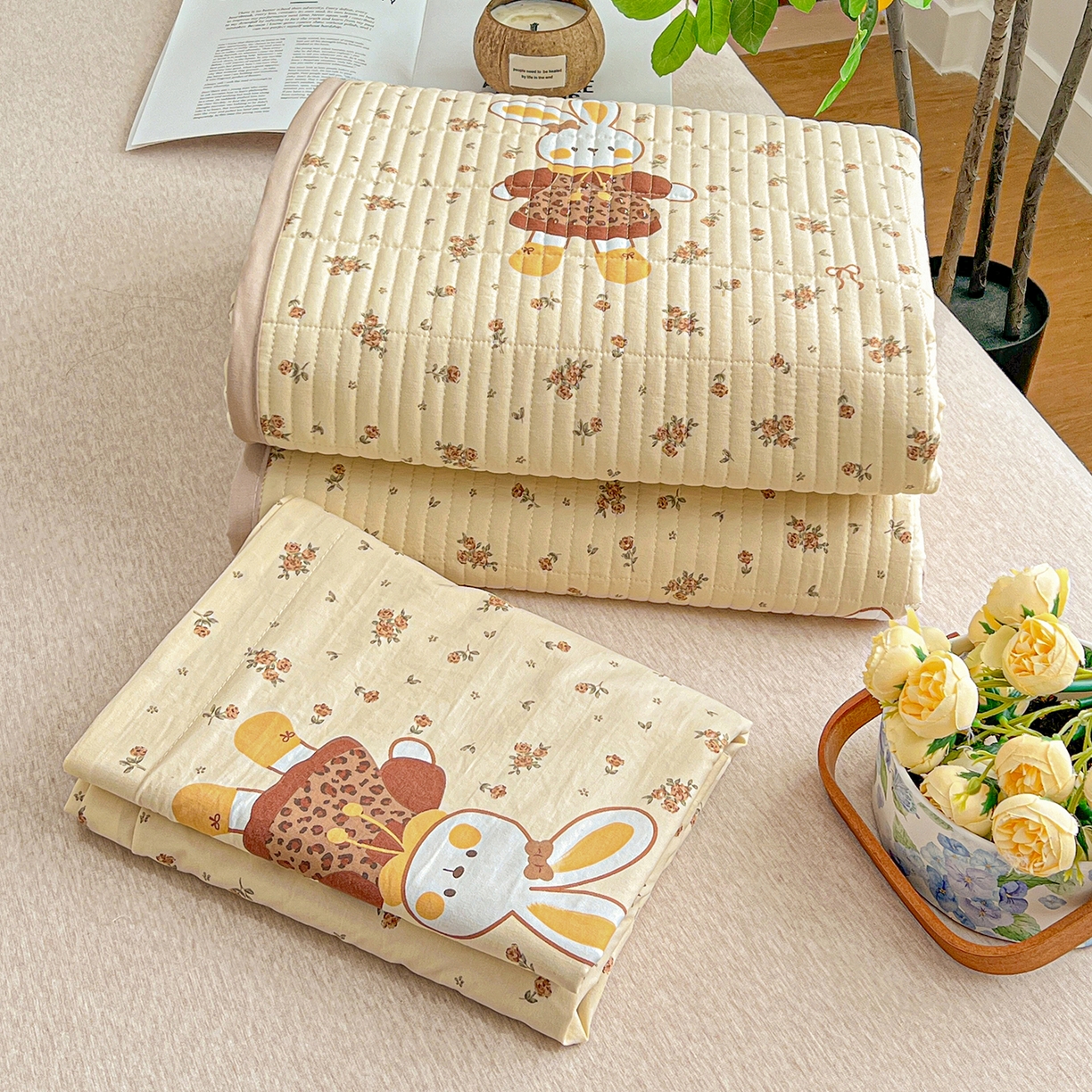 91家纺网 家纺一手货源 找家纺 一比一家纺 2026新款亲肤舒适仿棉印花床盖四件套 萌萌兔