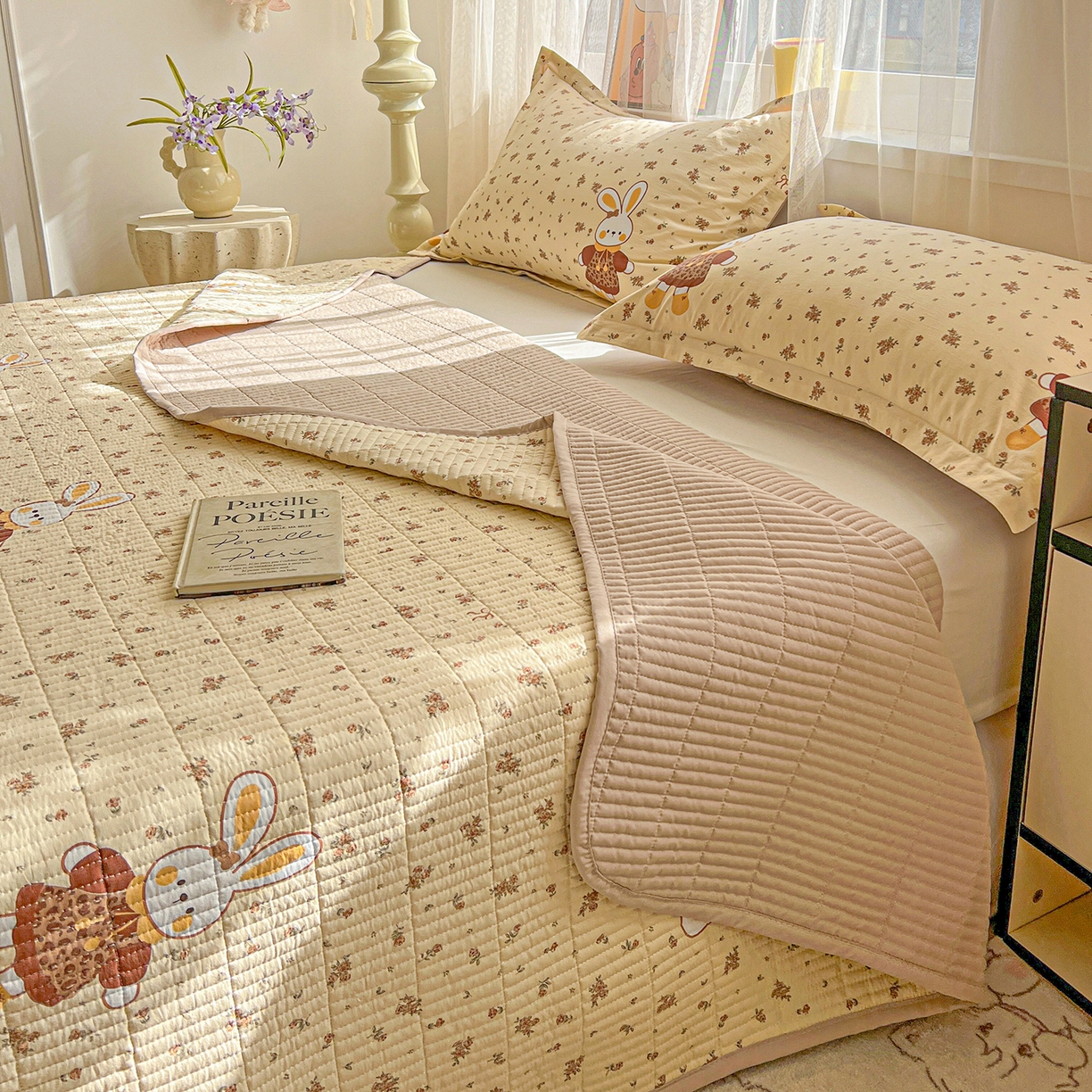 91家纺网 家纺一手货源 找家纺 一比一家纺 2026新款亲肤舒适仿棉印花床盖四件套 萌萌兔