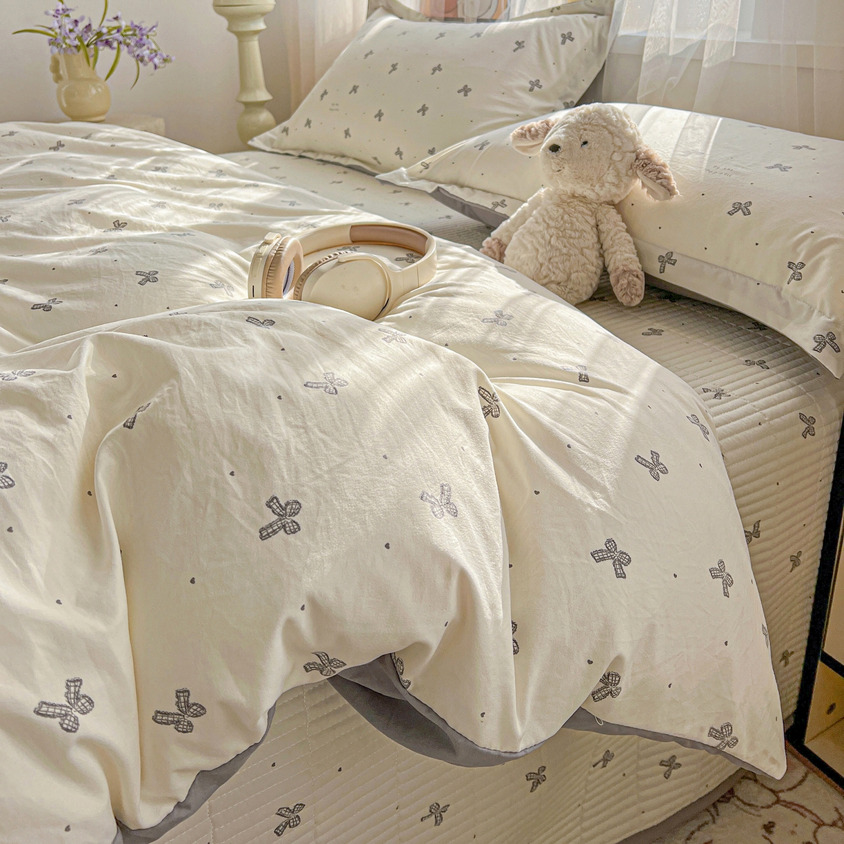 91家纺网 家纺一手货源 找家纺 一比一家纺 2026新款亲肤舒适仿棉印花床盖四件套 梦幻灰